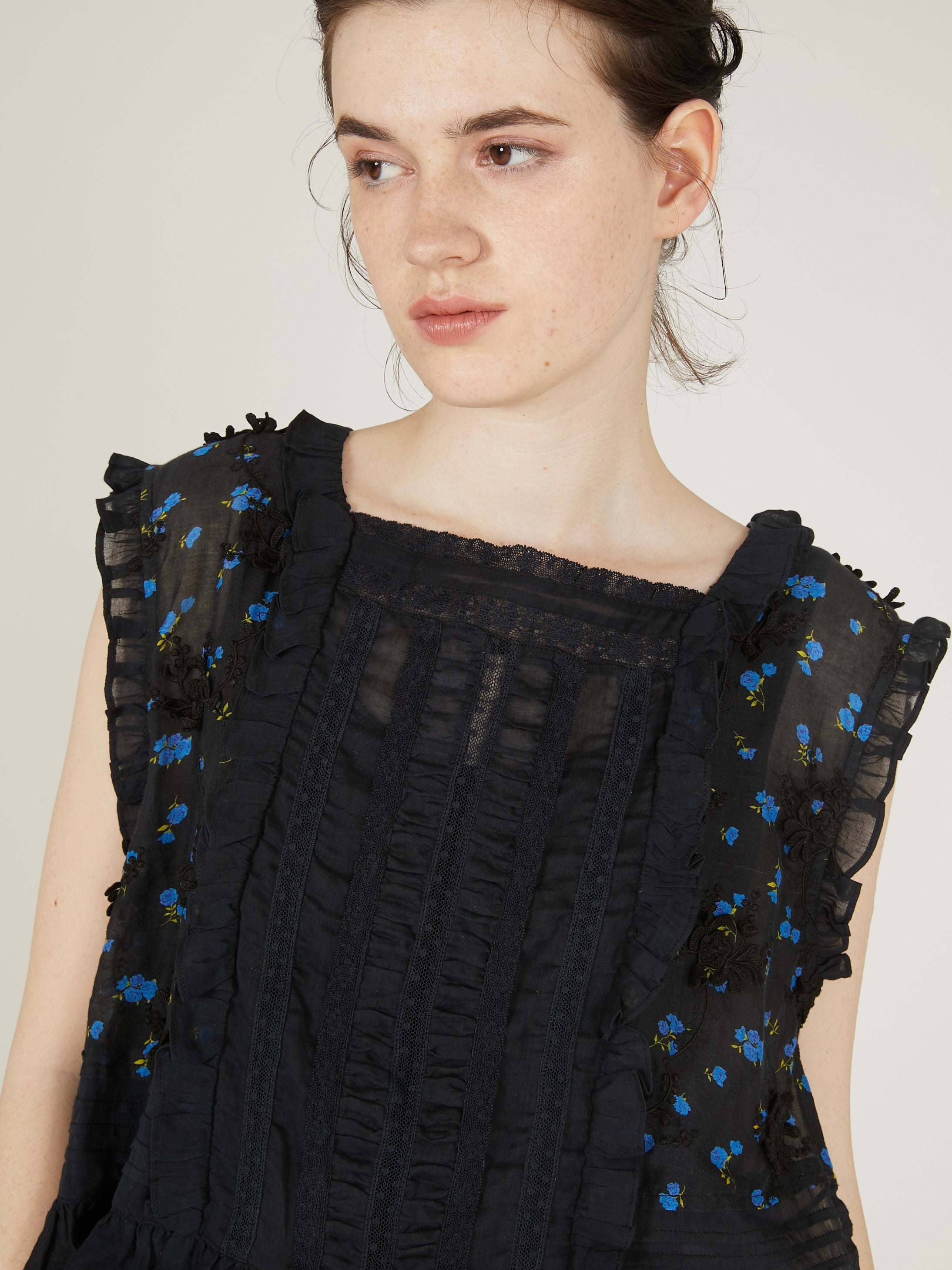 sheer flower vest blouse||BLACK