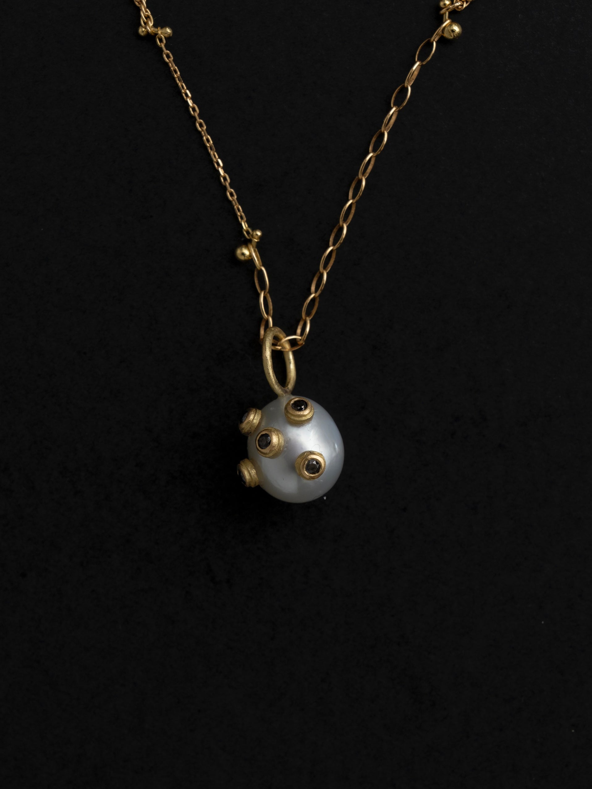 【パール×ブラックダイヤ】stones stone zoo ペンダントトップ|WHITE