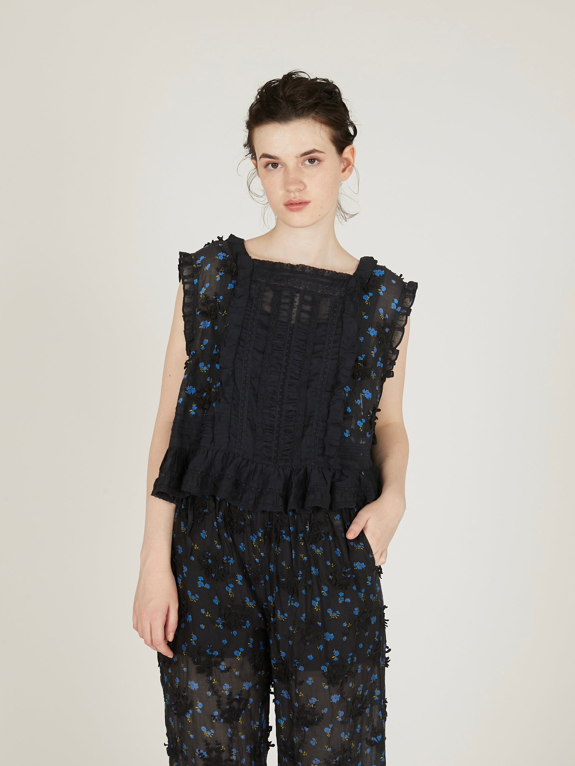 sheer flower vest blouse||BLACK