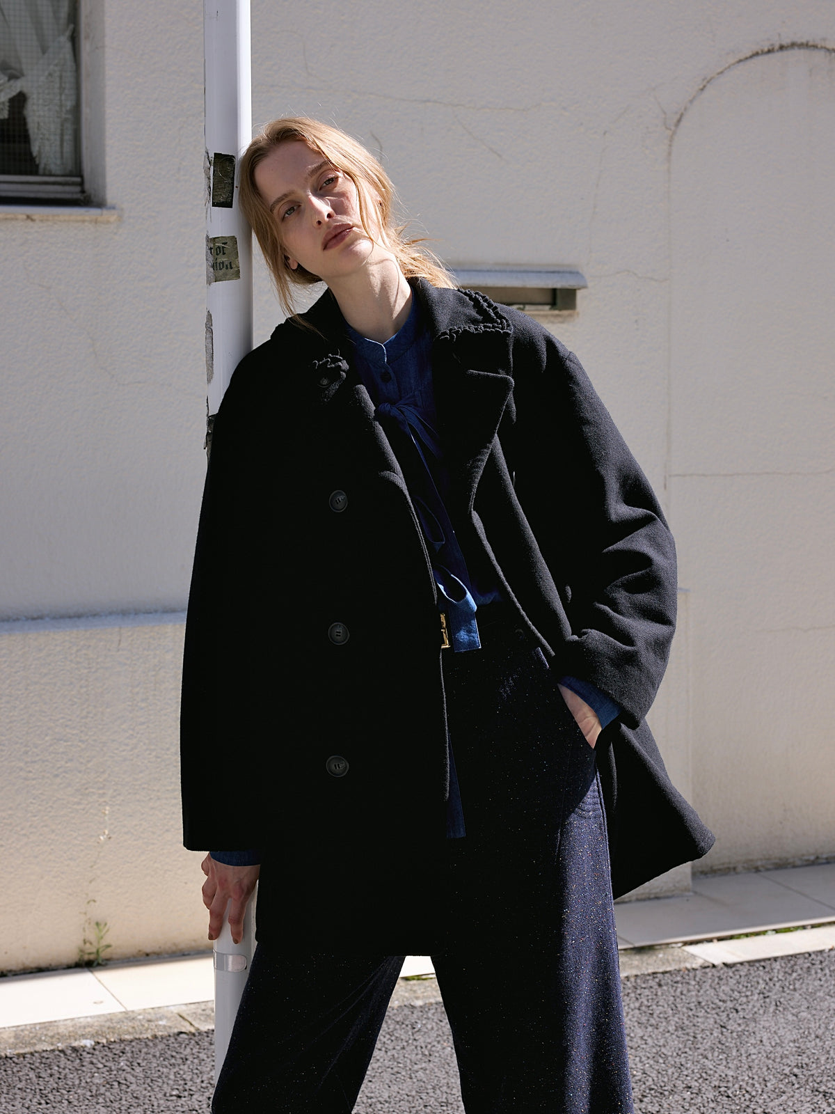 over P coat|BLACK