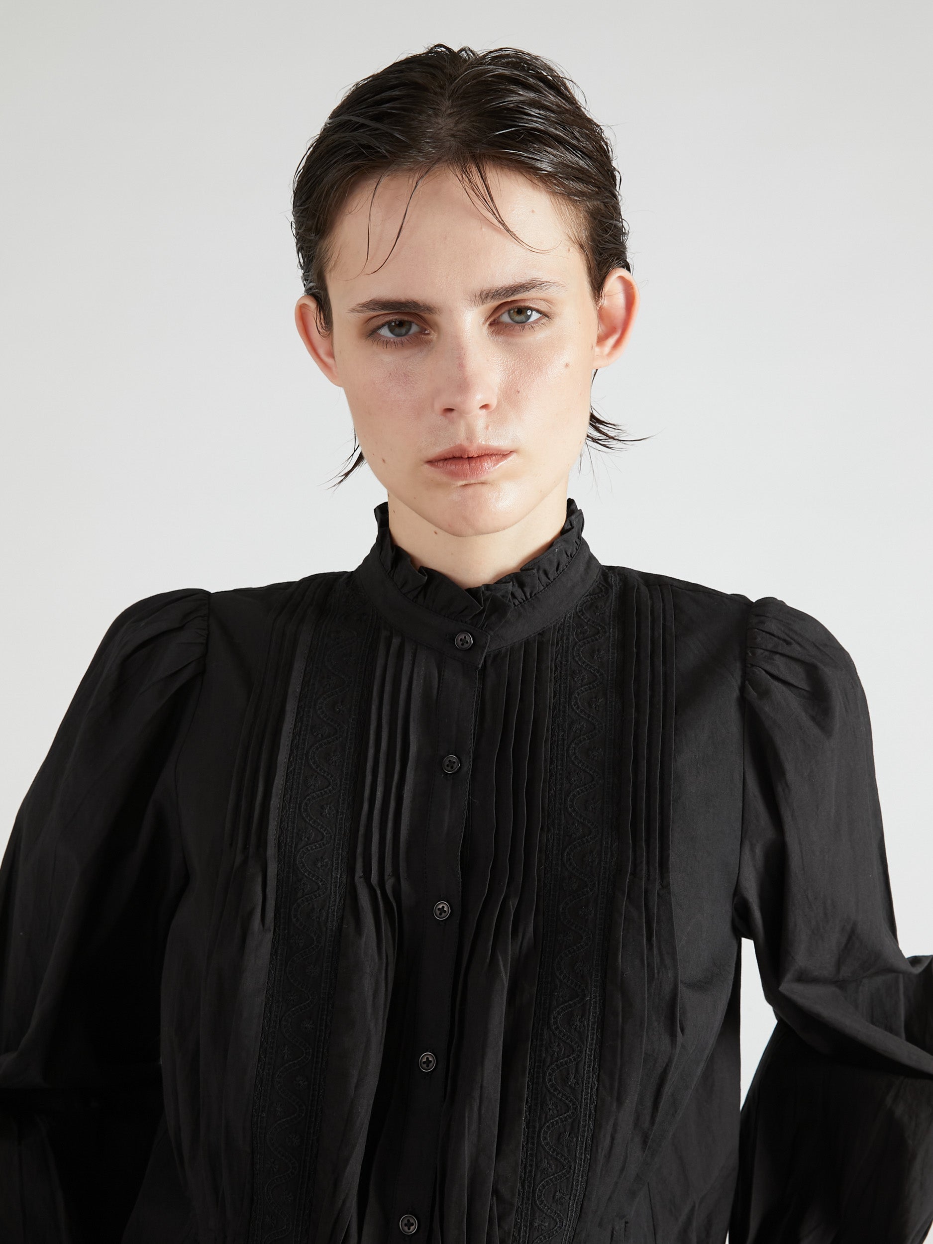 rebuilt neck embroidery blouse｜BLACK