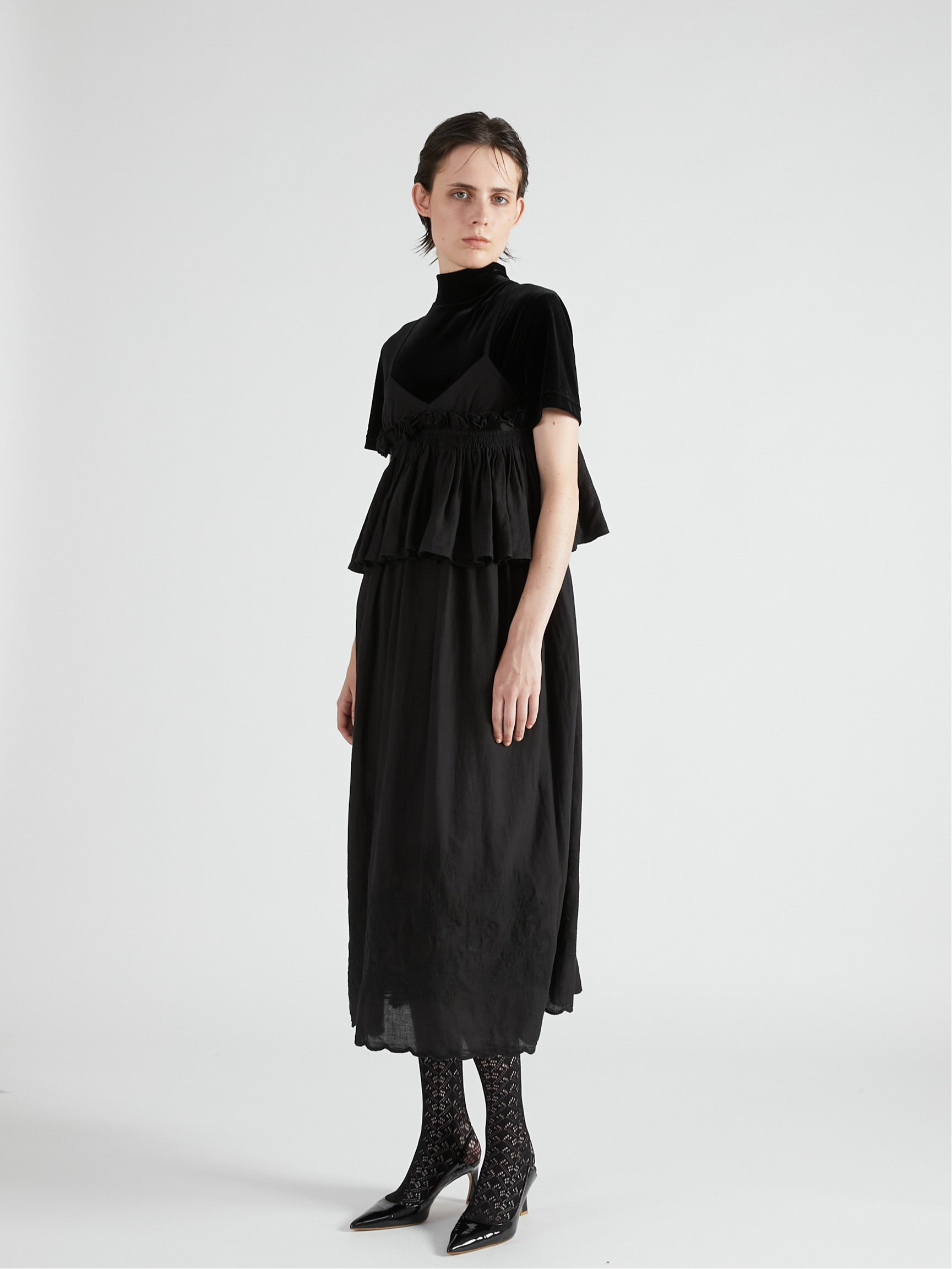 embroidery scallop cami dress｜BLACK