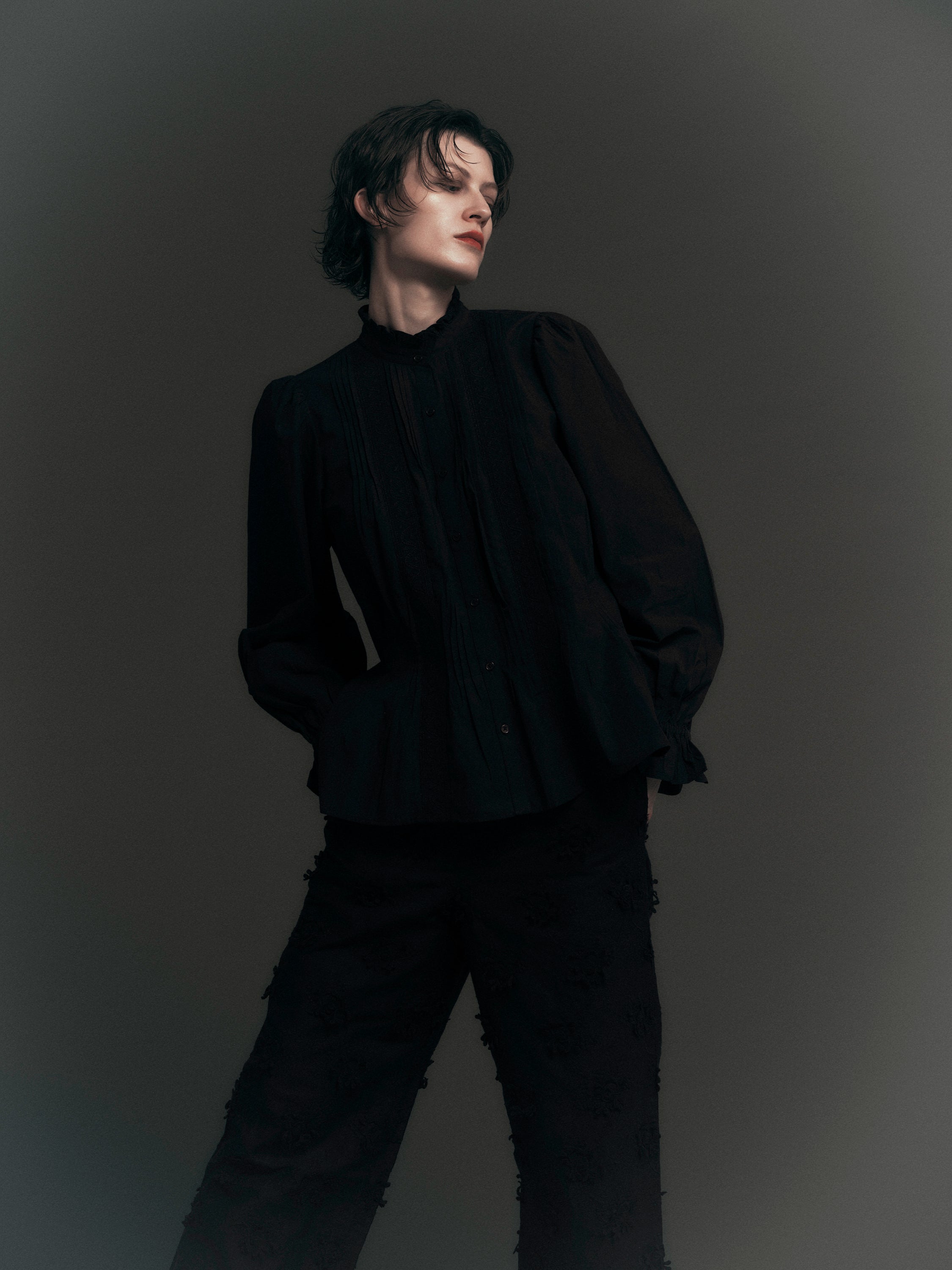 rebuilt neck embroidery blouse｜BLACK