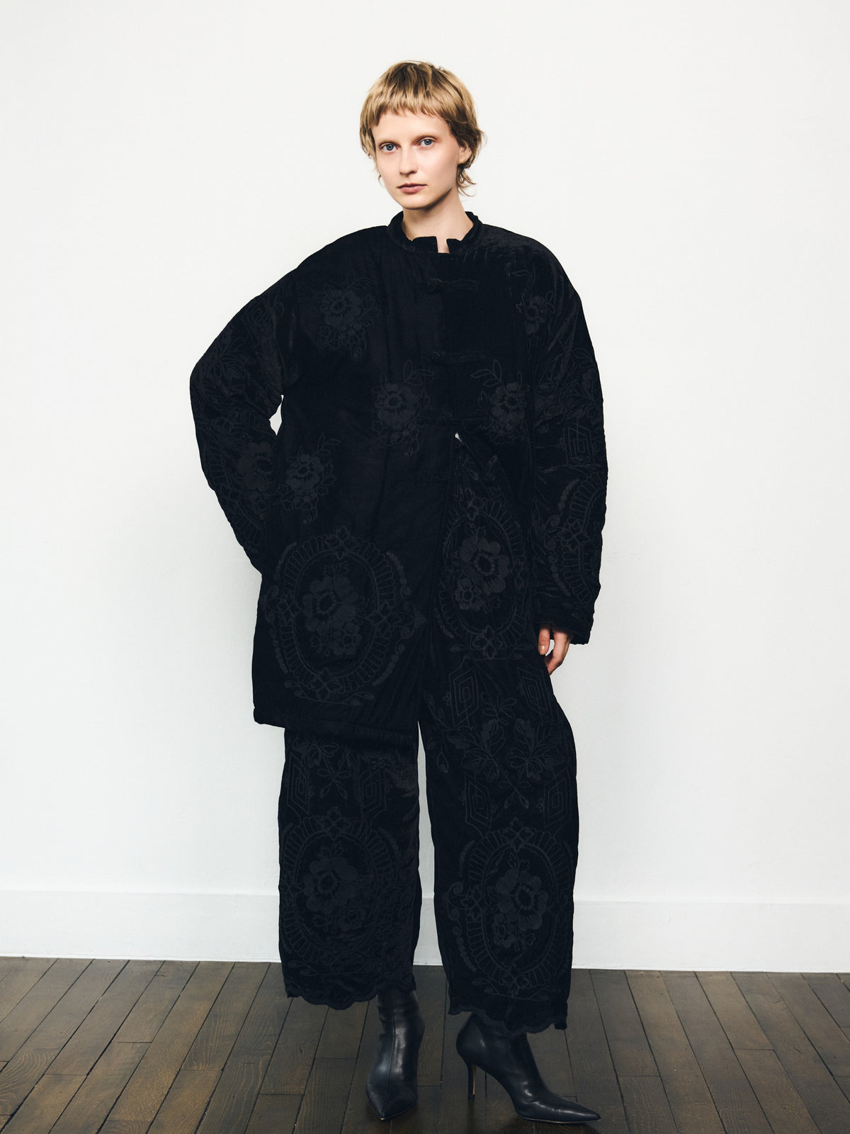 tape embroidery velvet easy pants｜BLACK