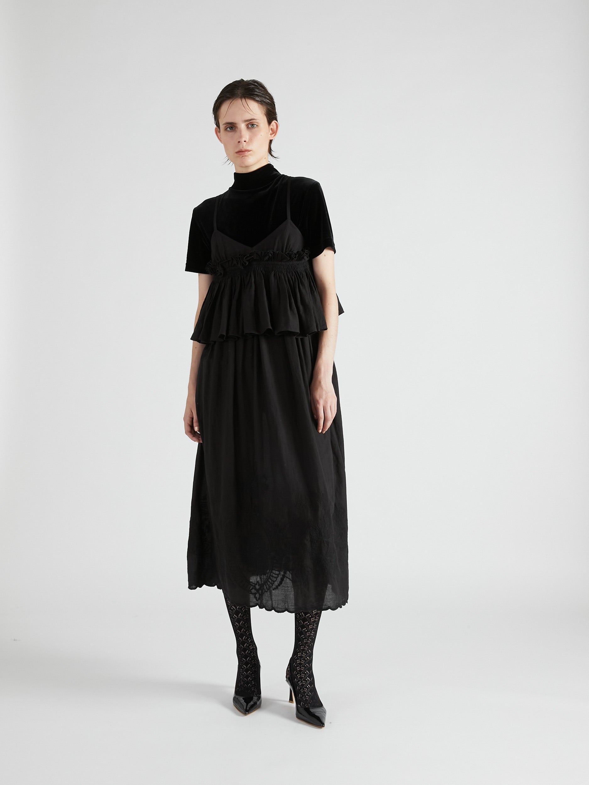 embroidery scallop cami dress｜BLACK