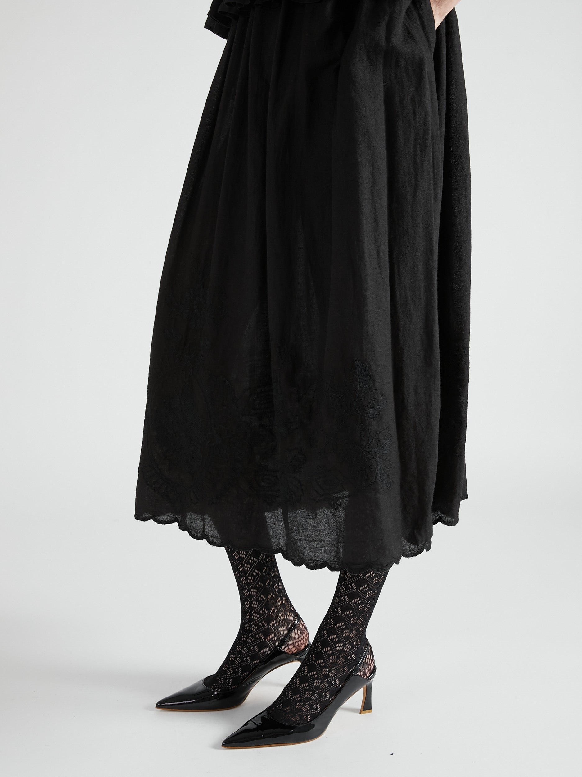 embroidery scallop cami dress｜BLACK
