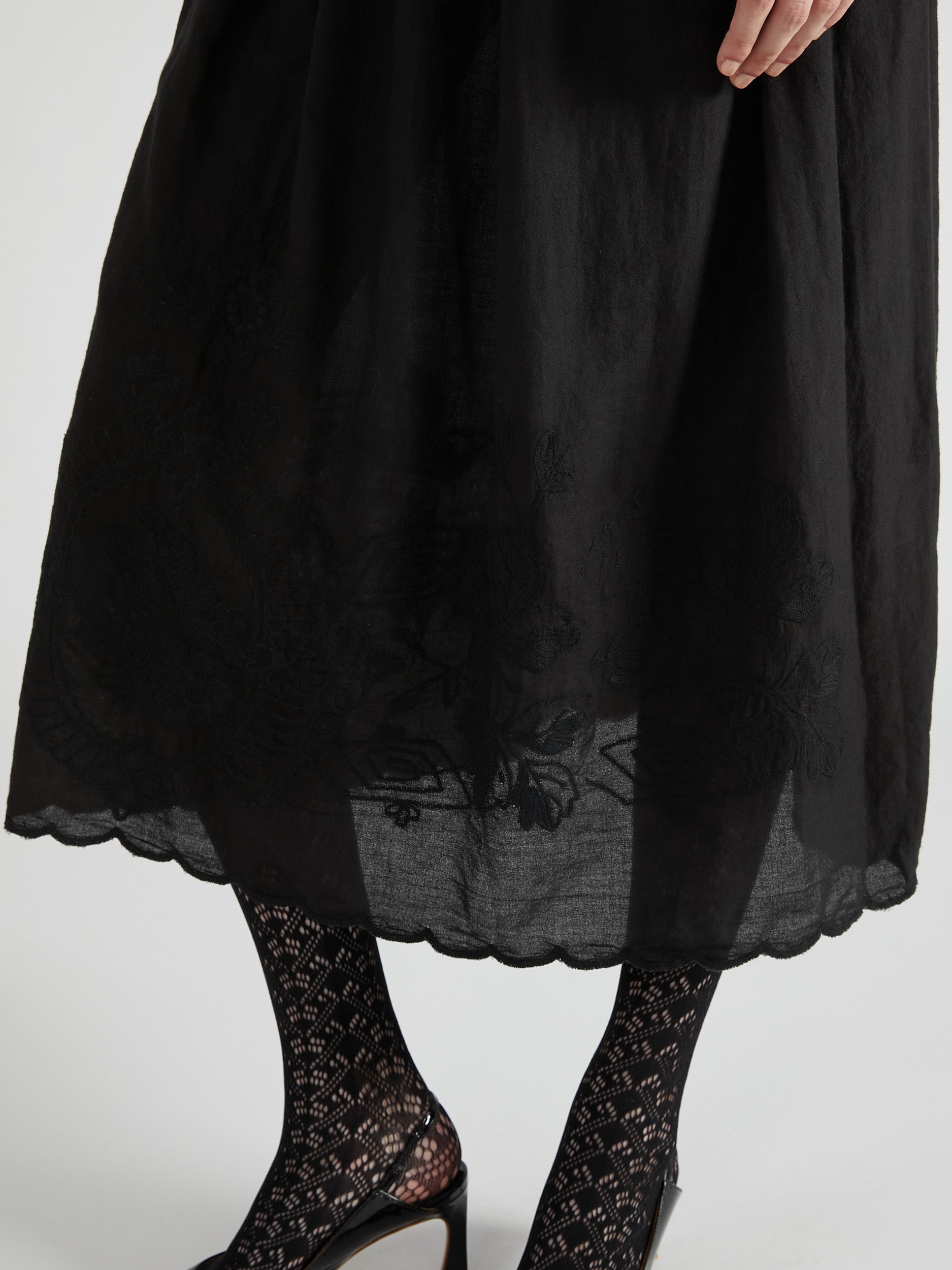 embroidery scallop cami dress｜BLACK