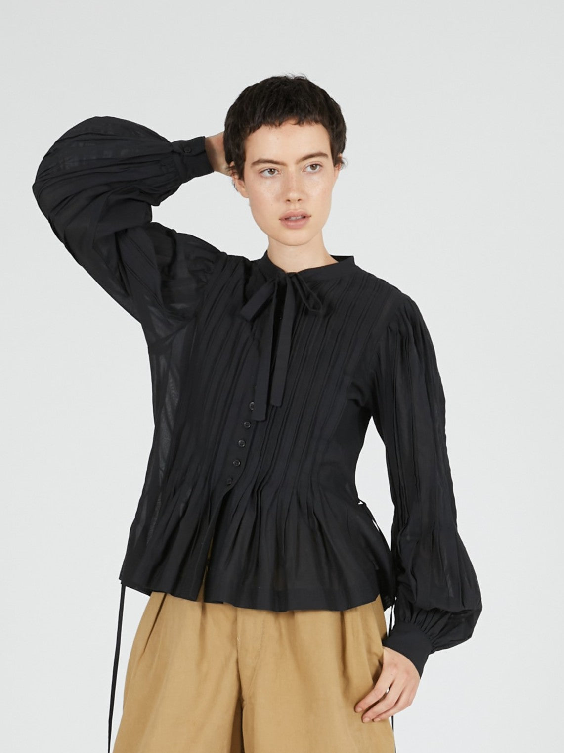 hand tuck flare blouse｜BLACK