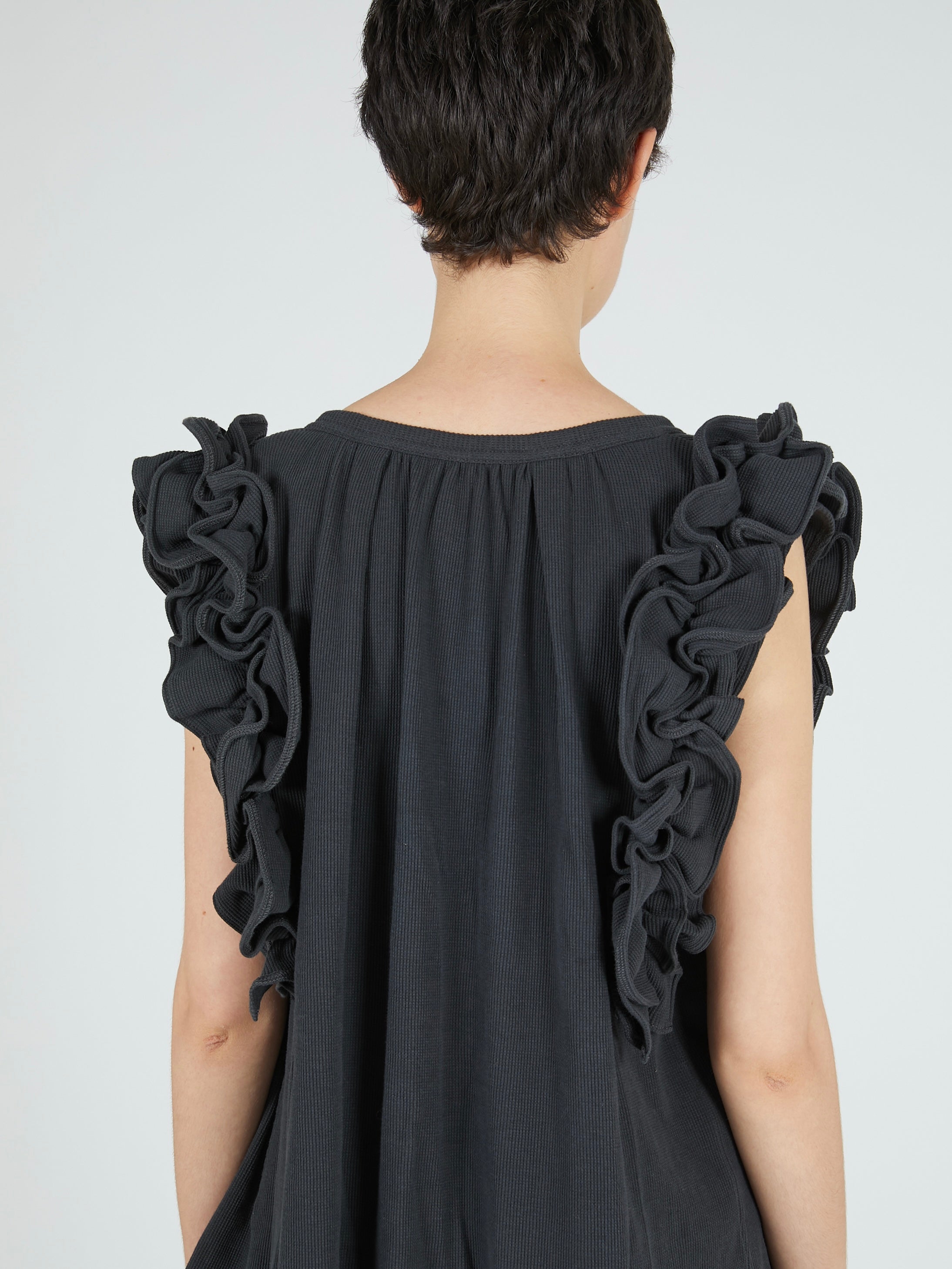 waffle frill nosleeve top｜CHARCOALGRAY