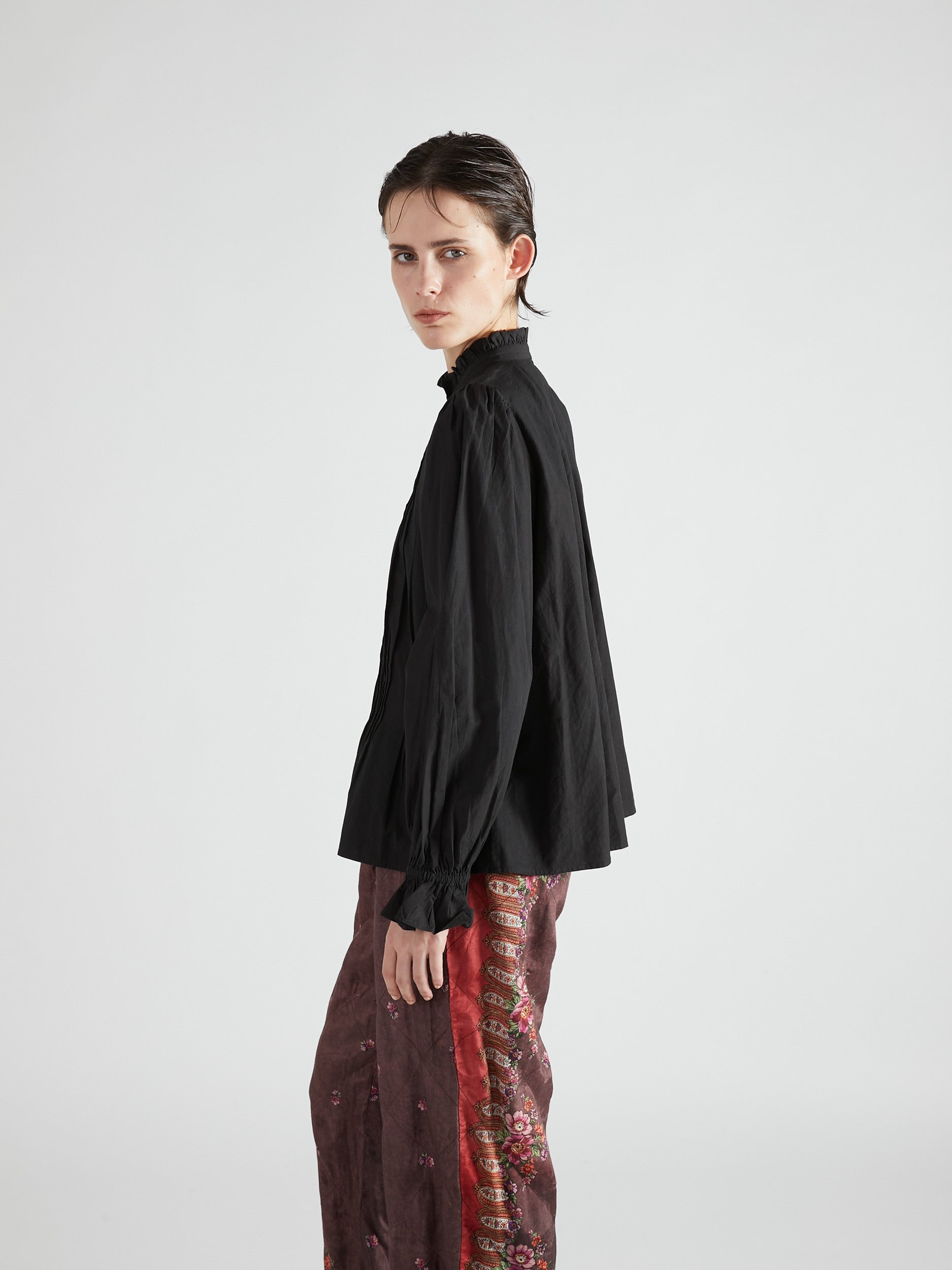 rebuilt neck embroidery blouse｜BLACK