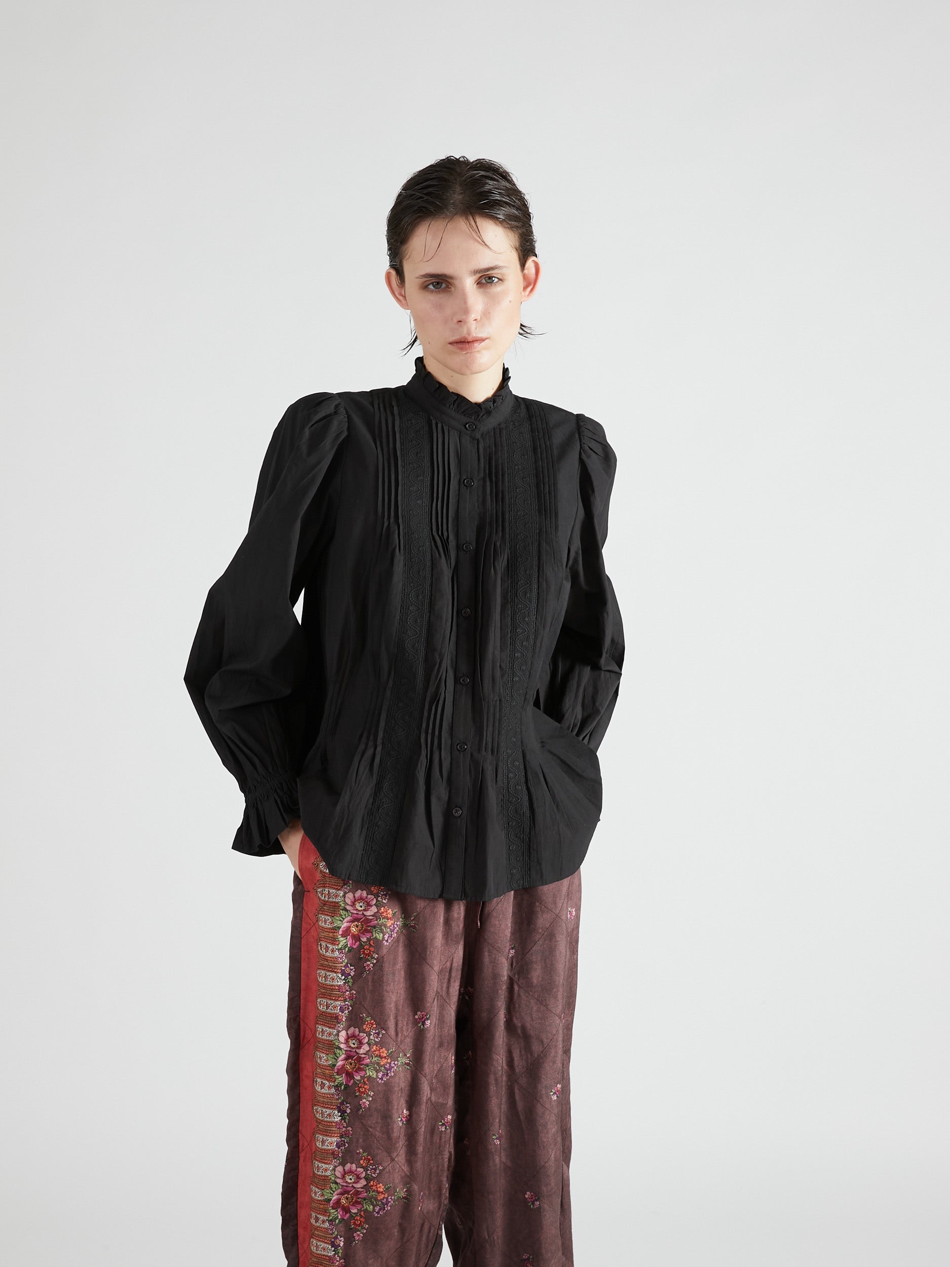 rebuilt neck embroidery blouse｜BLACK