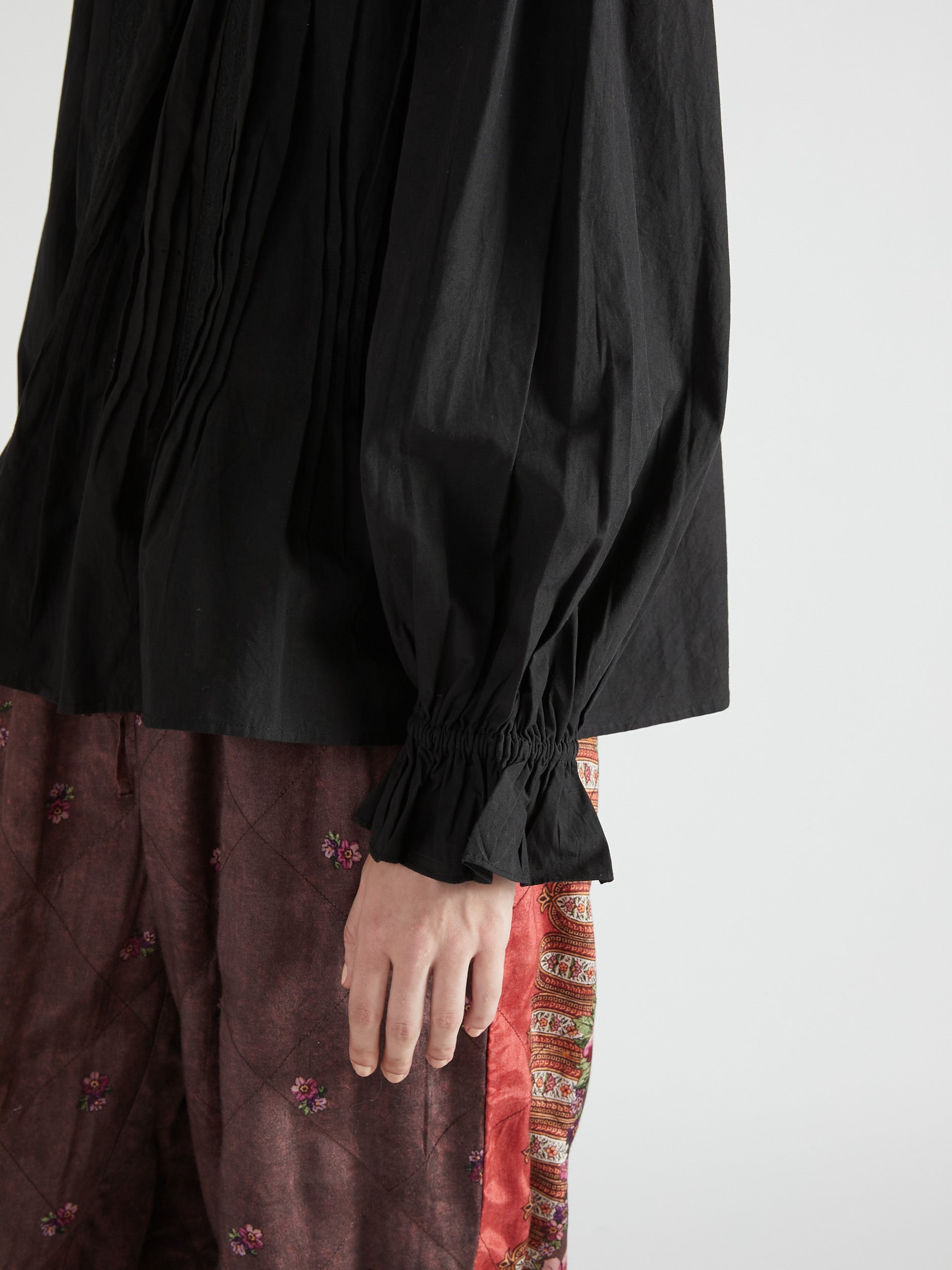 rebuilt neck embroidery blouse｜BLACK
