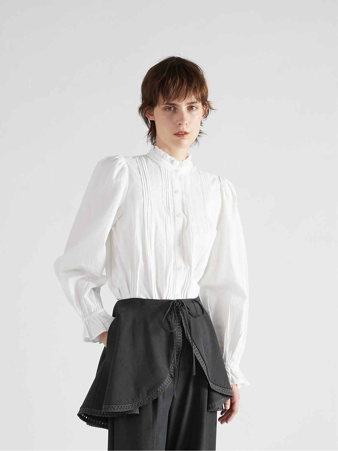 rebuilt neck embroidery blouse｜WHITE
