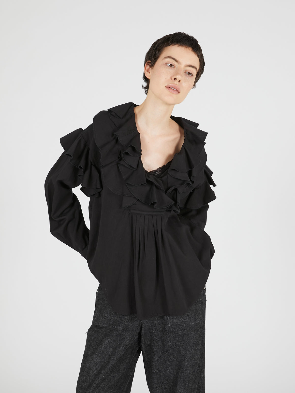 double front ruffle collar blouse｜BLACK