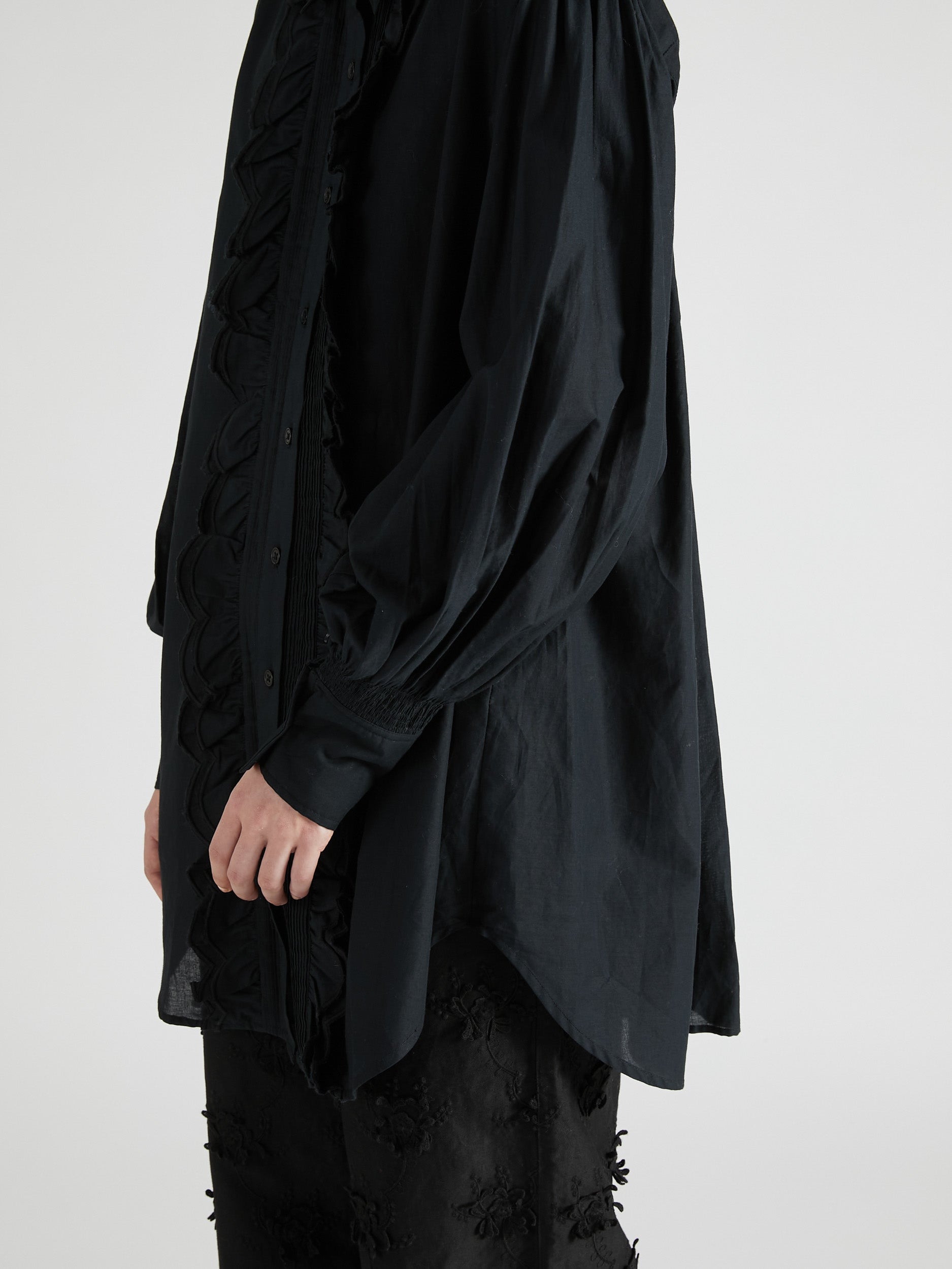 front scallop ribbon blouse｜BLACK