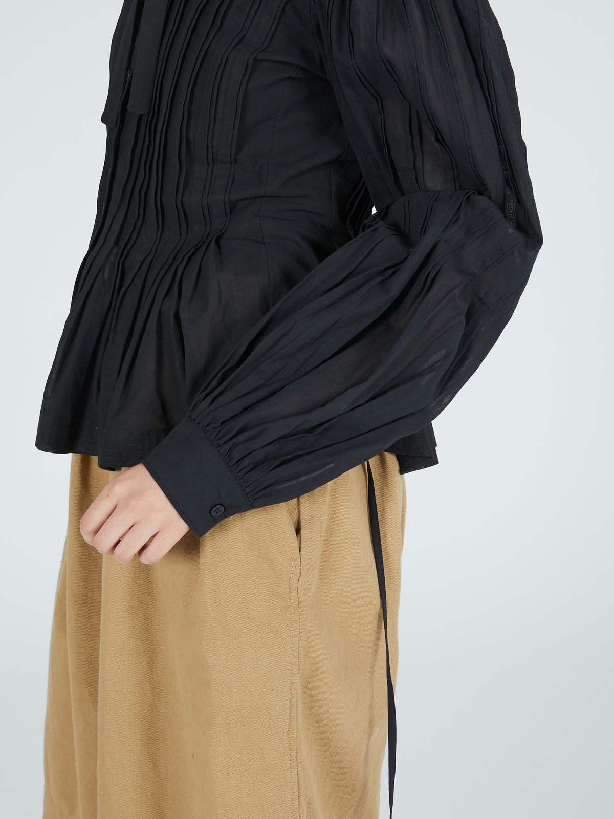 hand tuck flare blouse｜BLACK