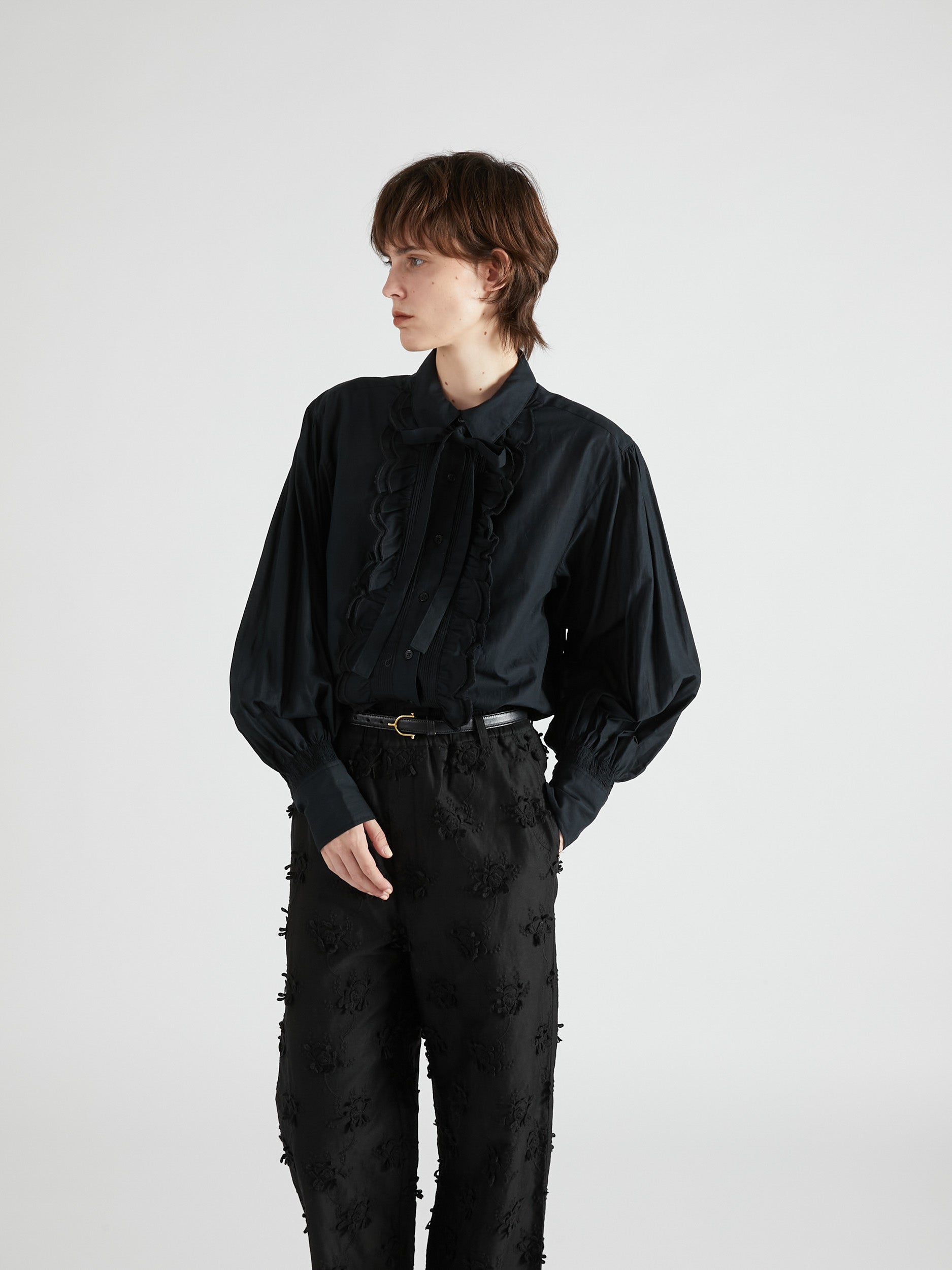 front scallop ribbon blouse｜BLACK