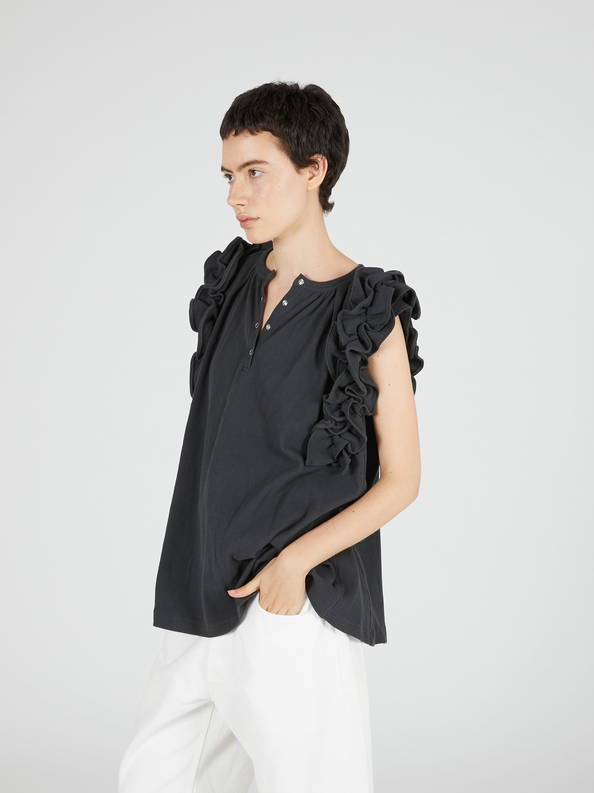 waffle frill nosleeve top｜CHARCOALGRAY