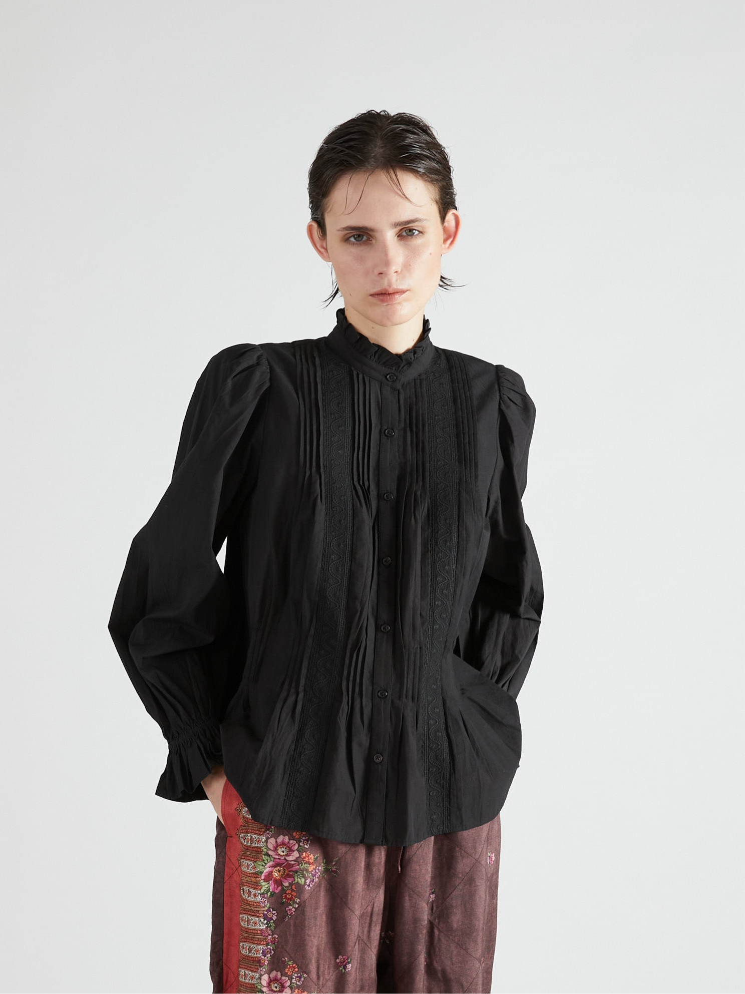 rebuilt neck embroidery blouse｜BLACK