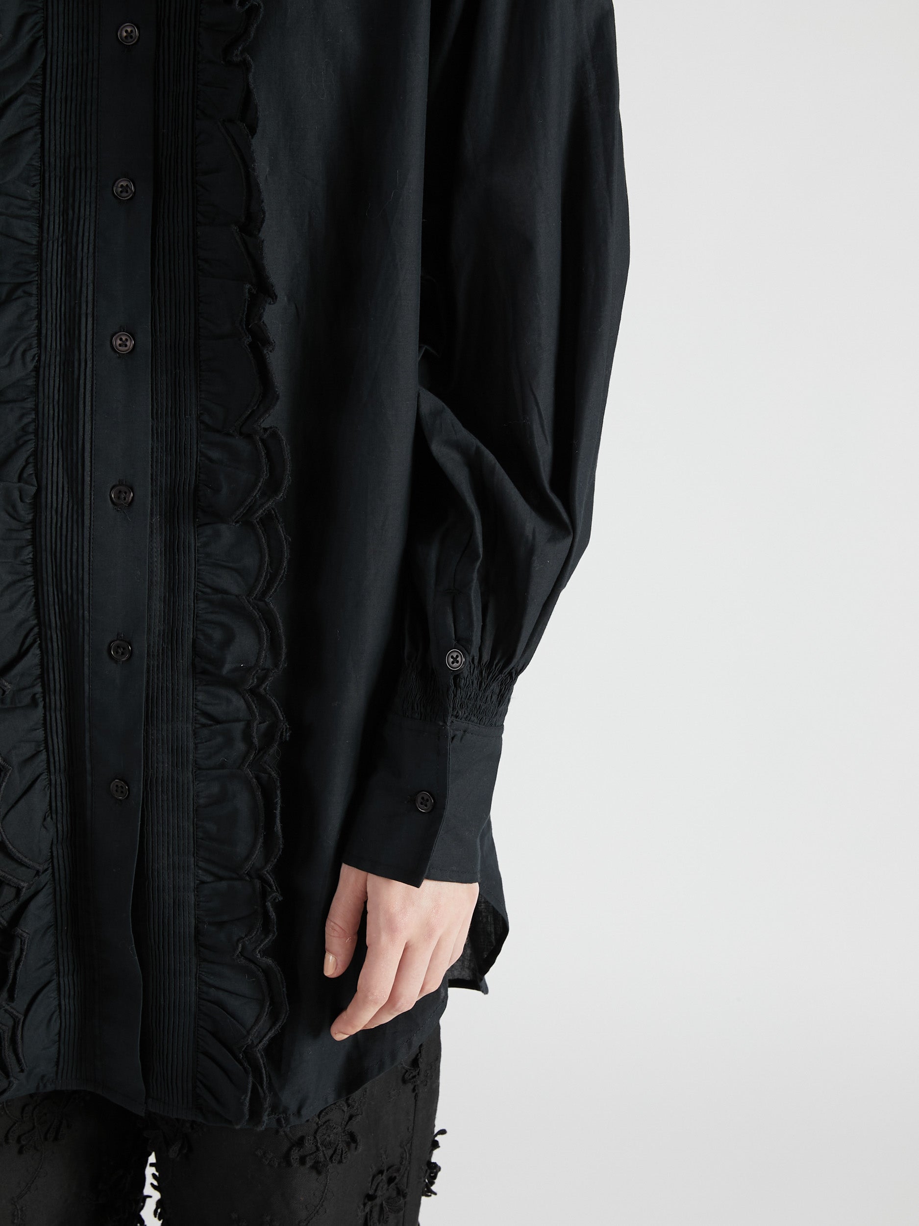 front scallop ribbon blouse｜BLACK
