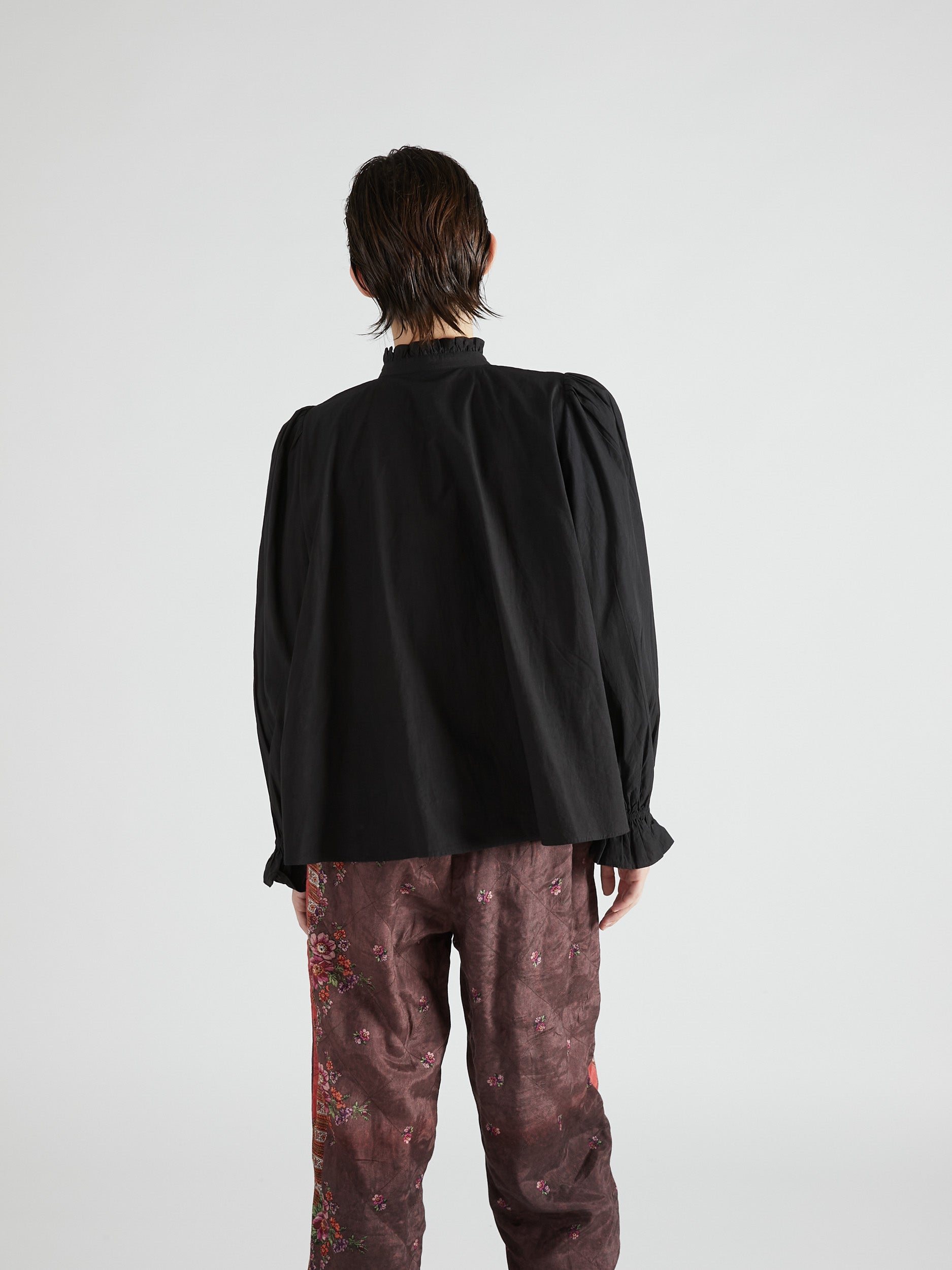 rebuilt neck embroidery blouse｜BLACK