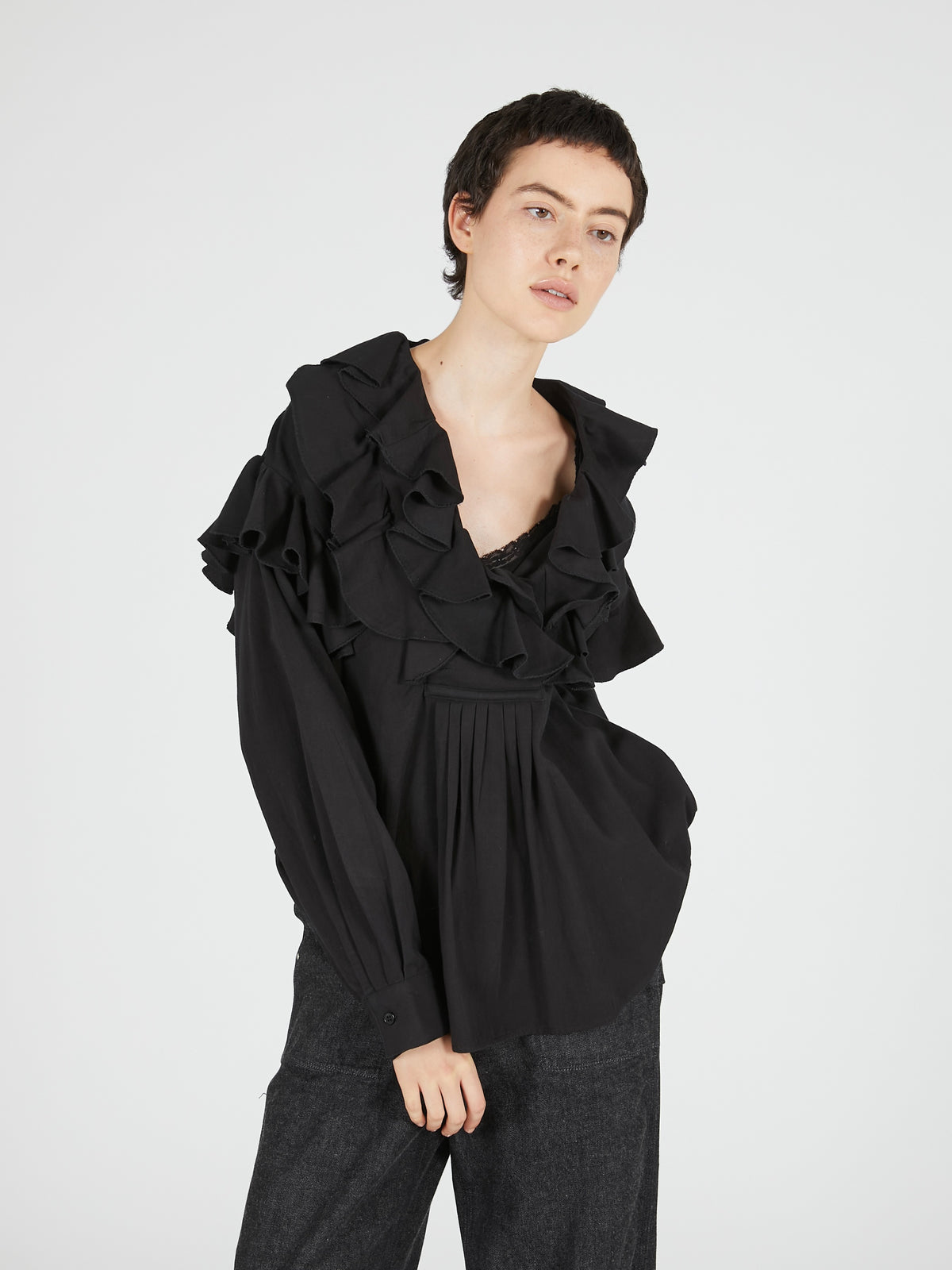 double front ruffle collar blouse｜BLACK