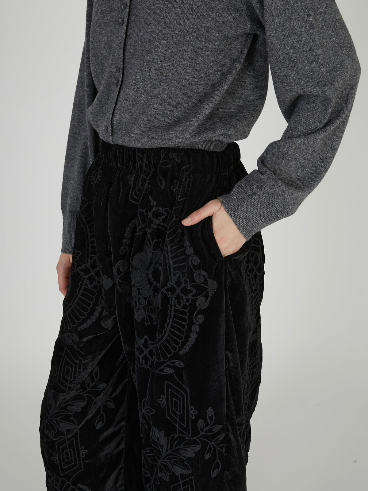 tape embroidery velvet easy pants｜BLACK