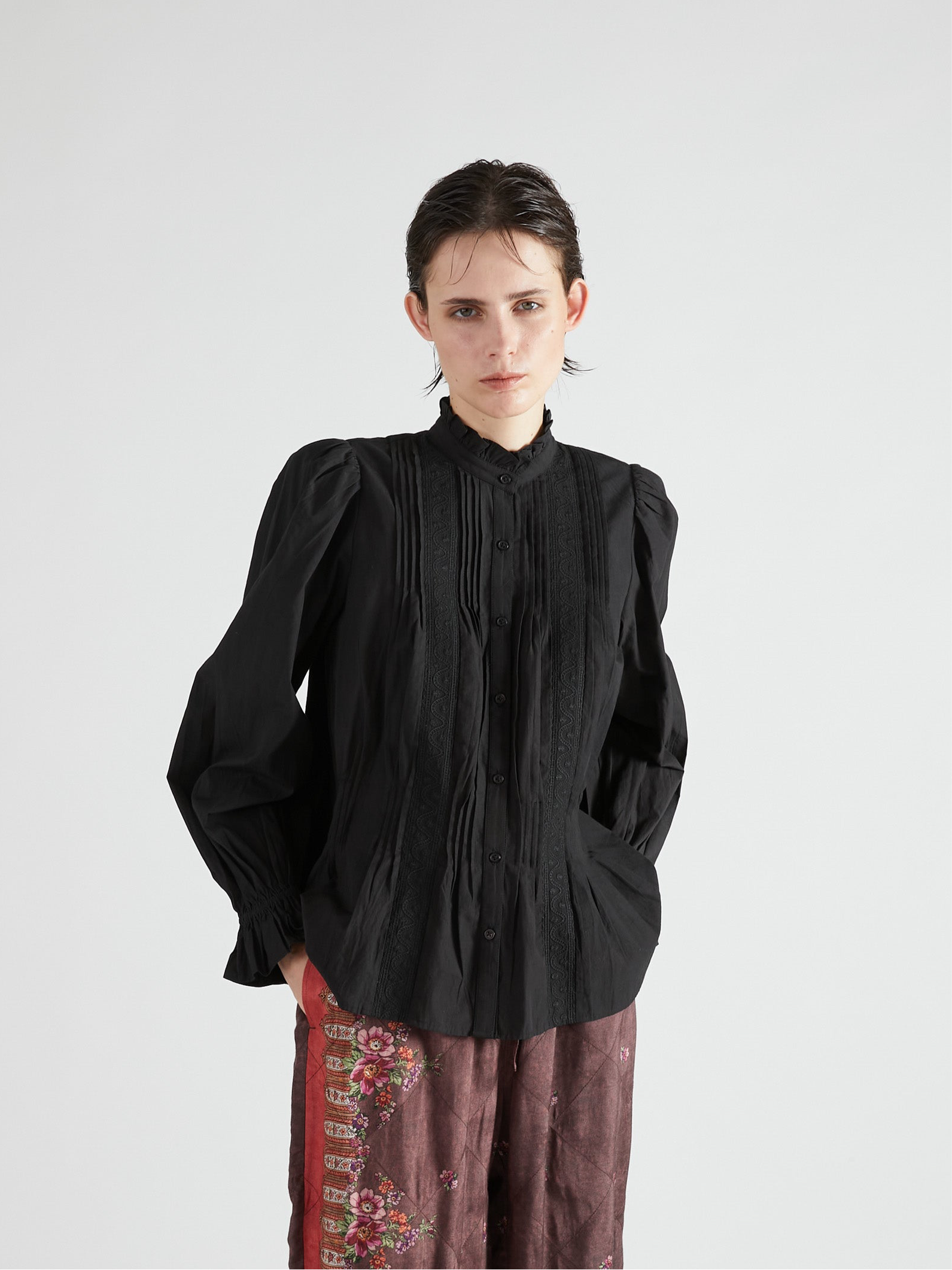 rebuilt neck embroidery blouse｜BLACK