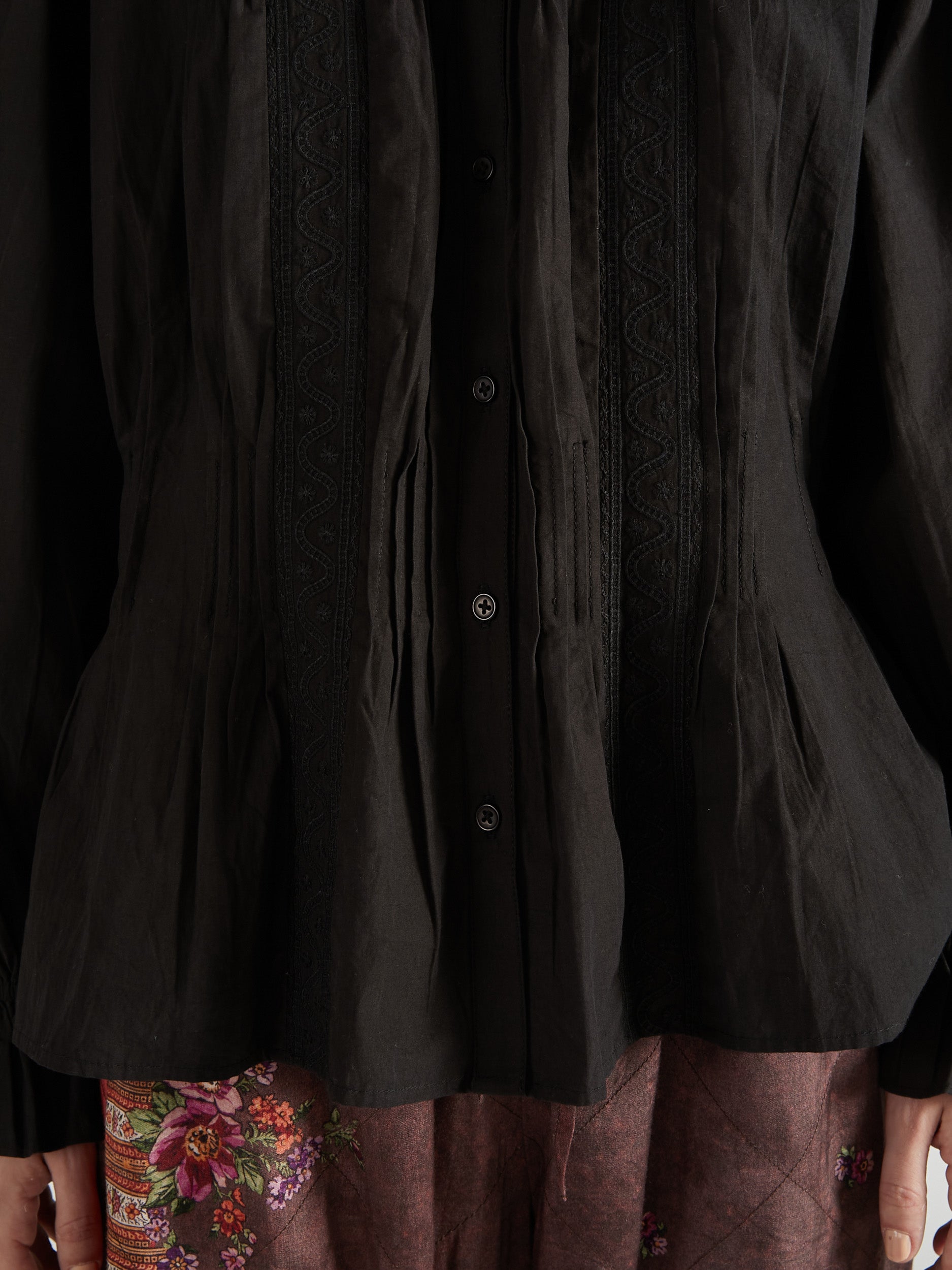 rebuilt neck embroidery blouse｜BLACK