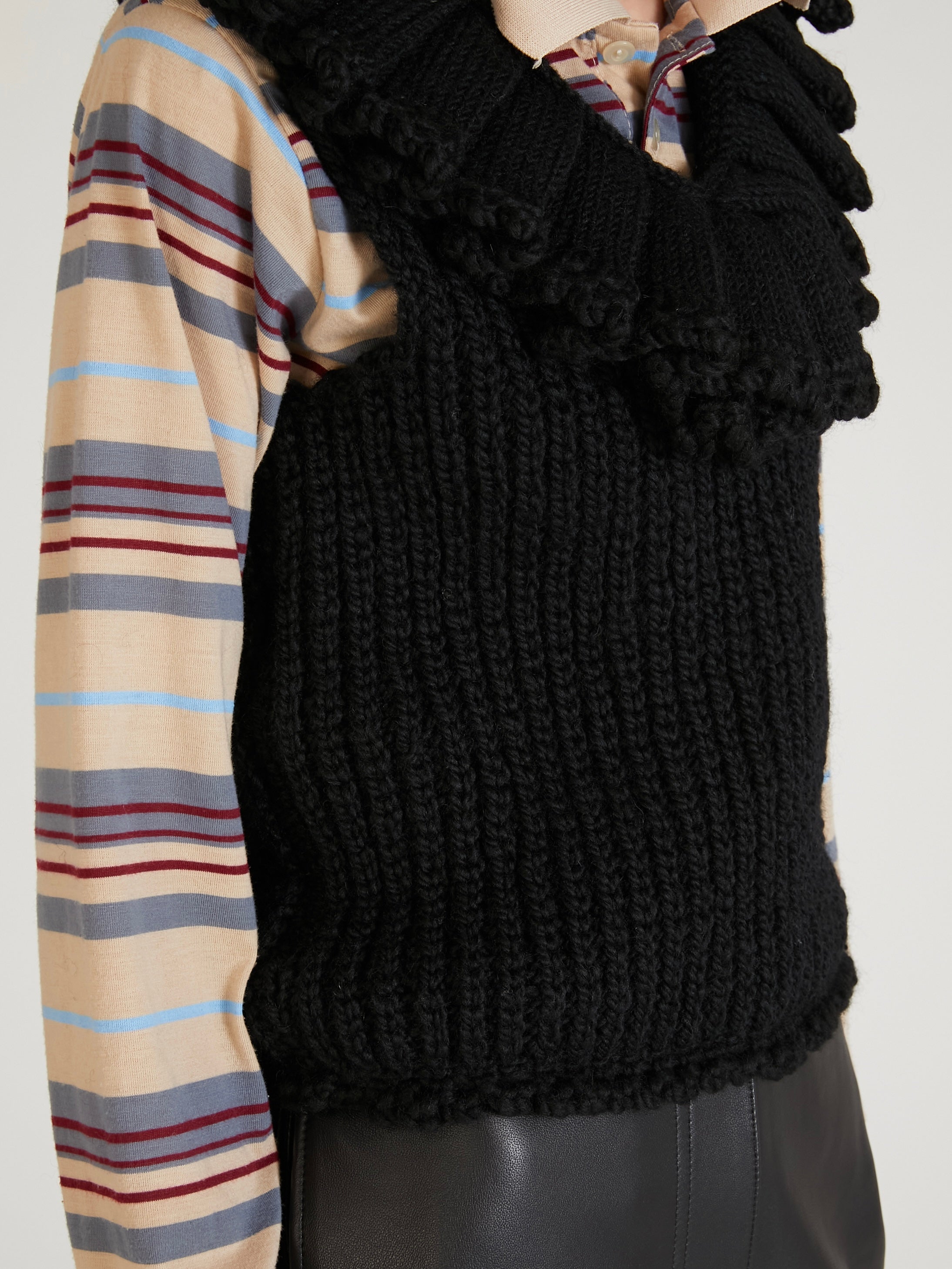 hand knit ruffle vest｜BLACK