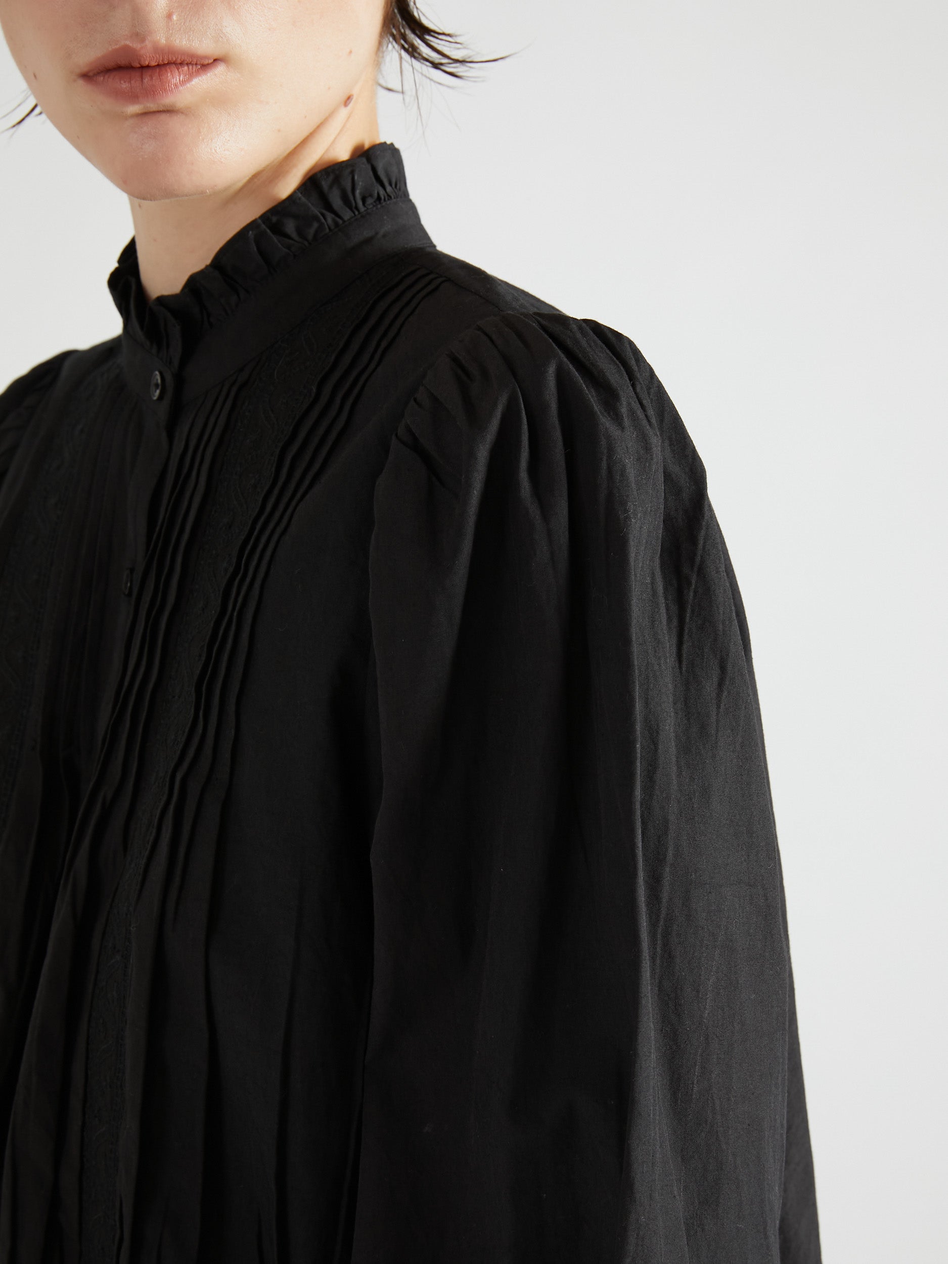 rebuilt neck embroidery blouse｜BLACK