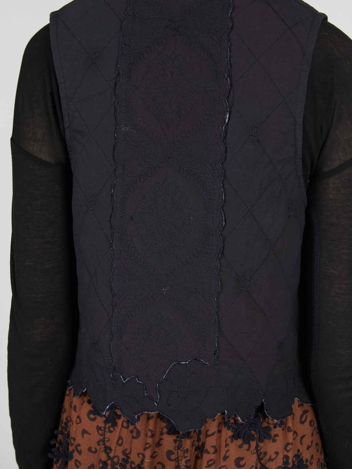 embroidery scallop vest｜BLACK
