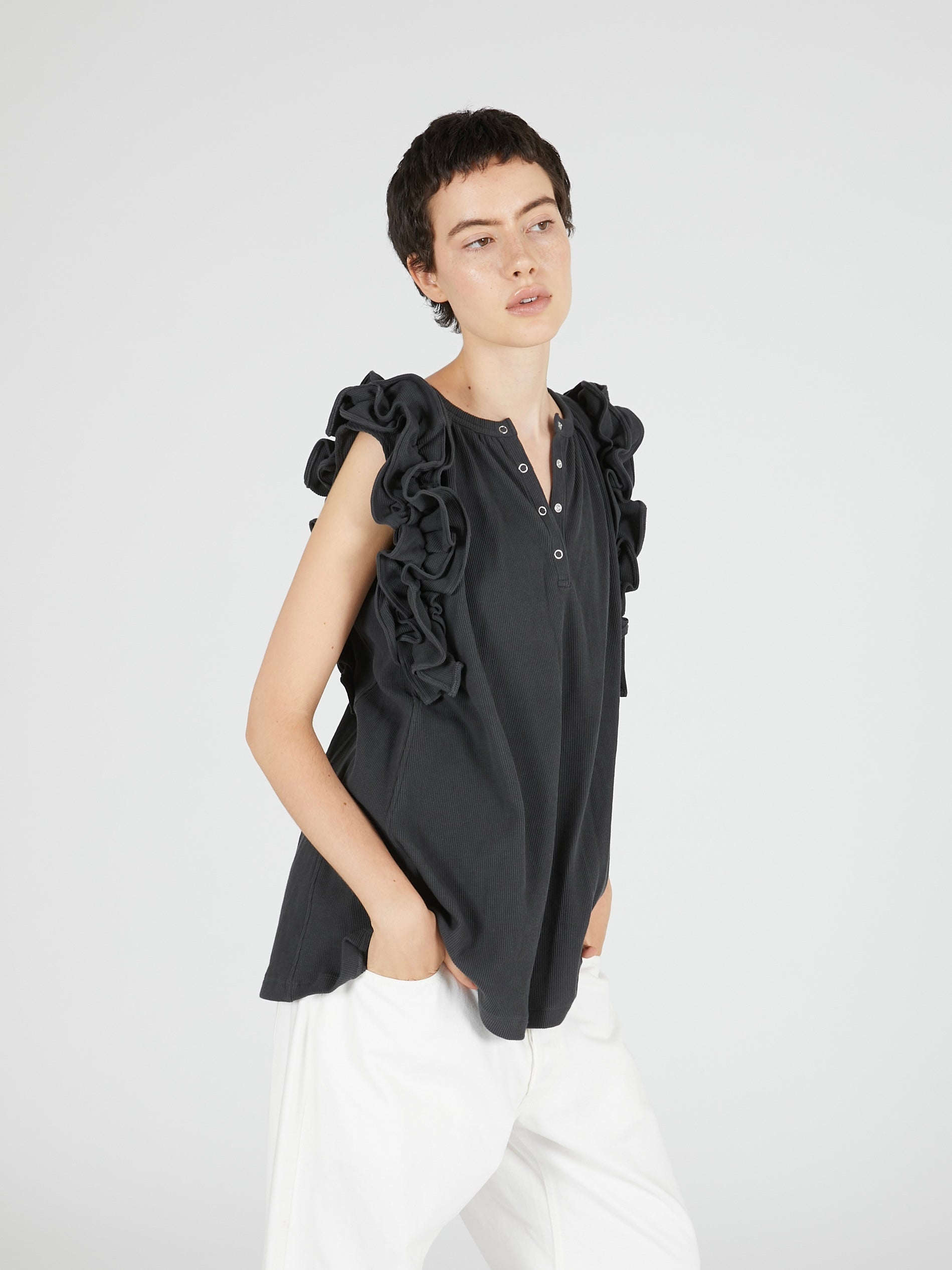 waffle frill nosleeve top｜CHARCOALGRAY