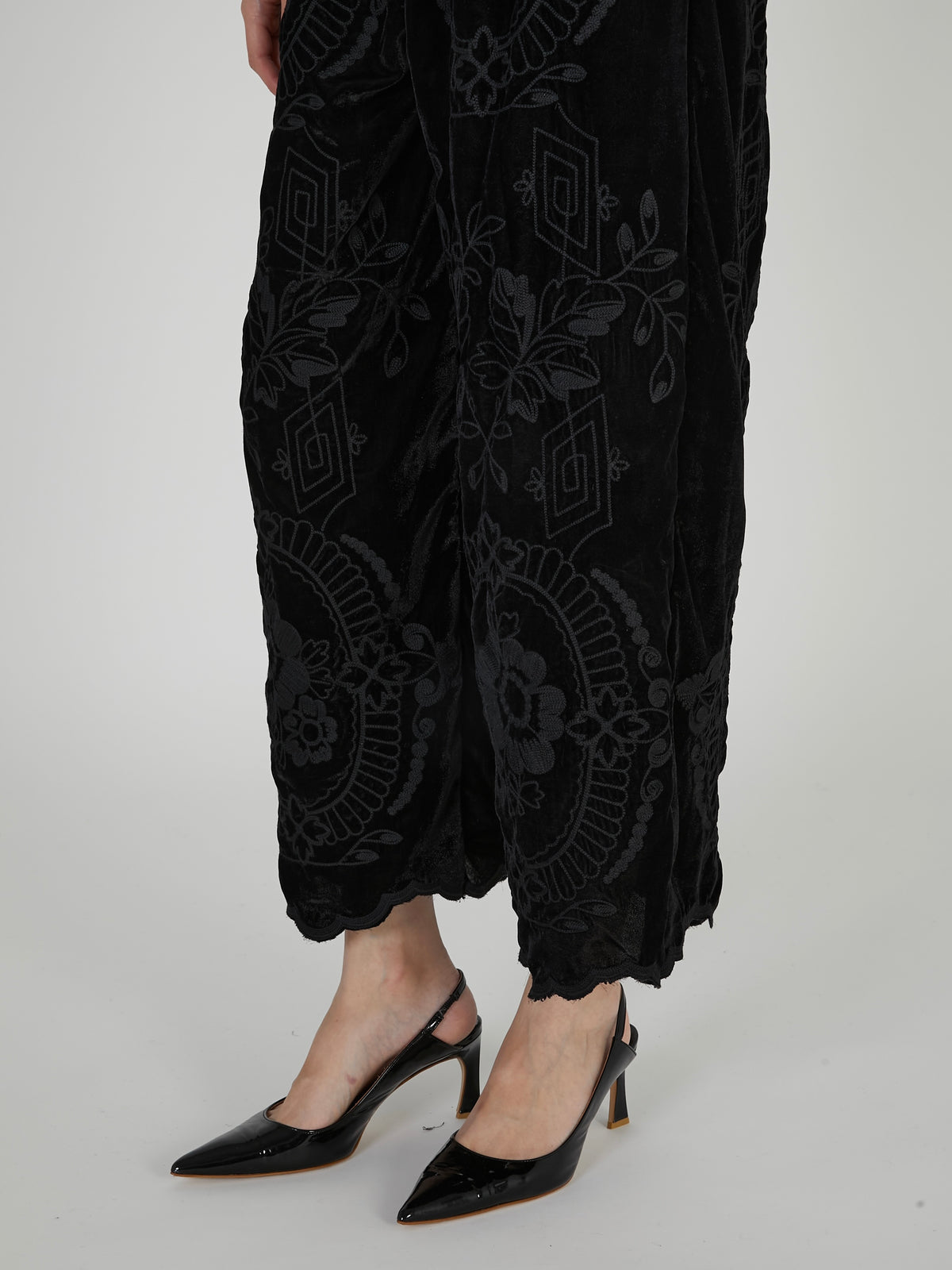 tape embroidery velvet easy pants｜BLACK