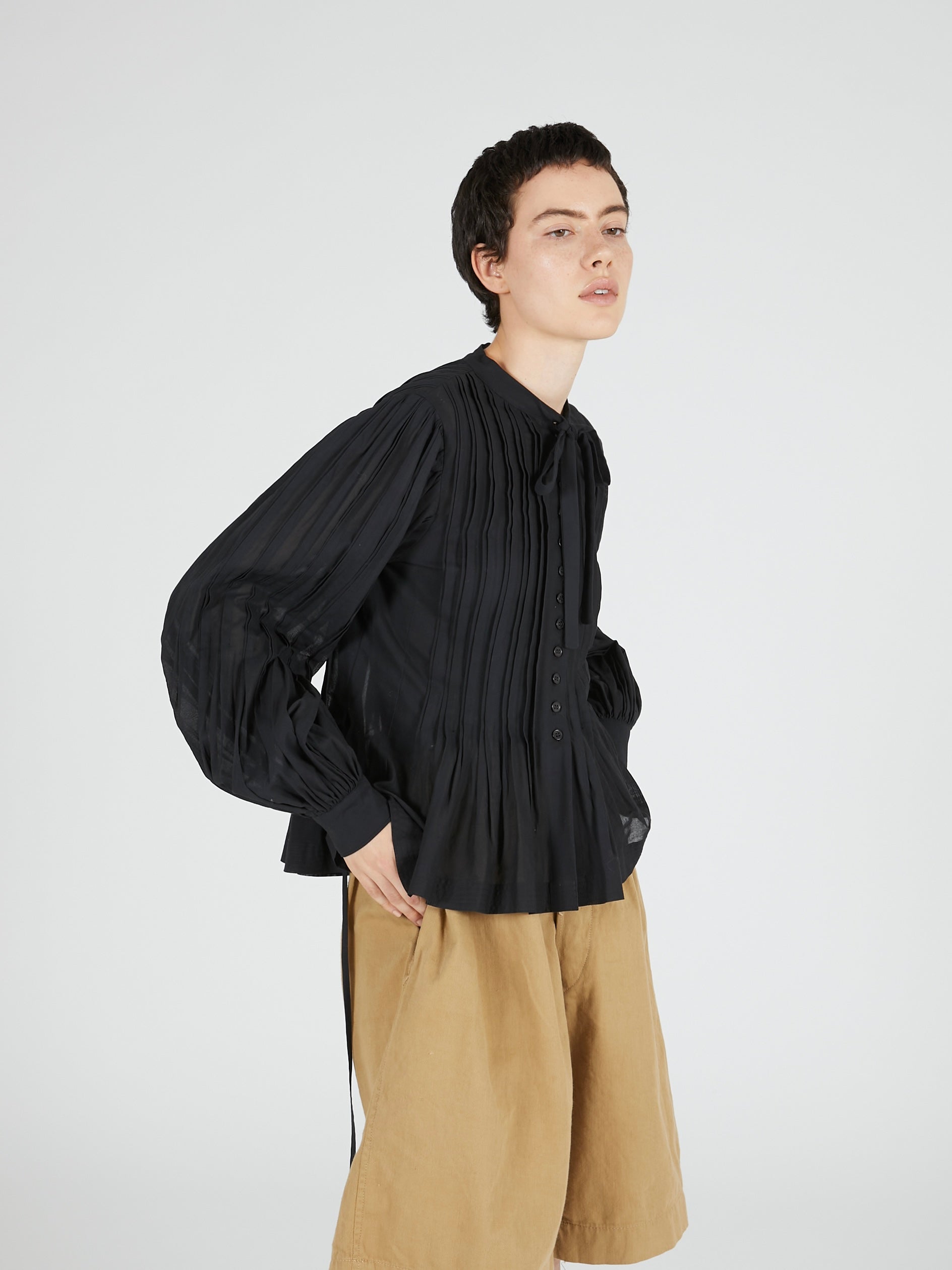 hand tuck flare blouse｜BLACK