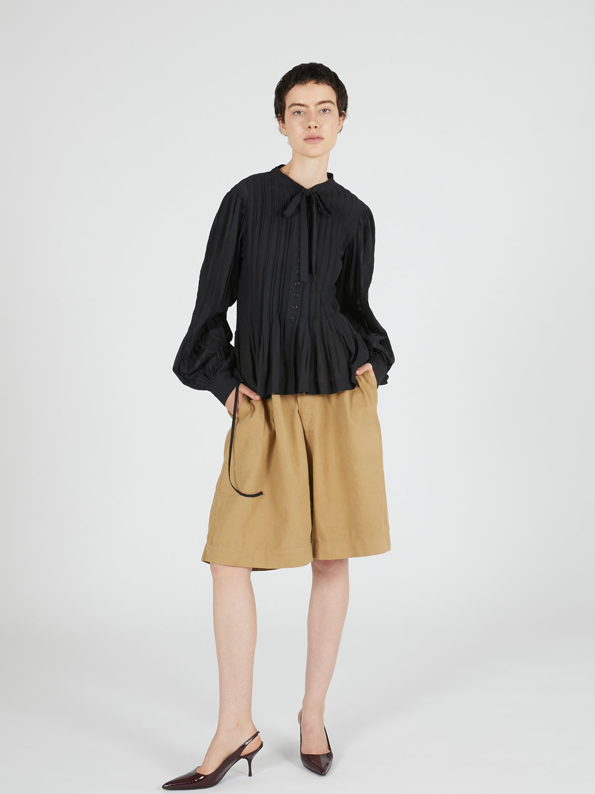 hand tuck flare blouse｜BLACK