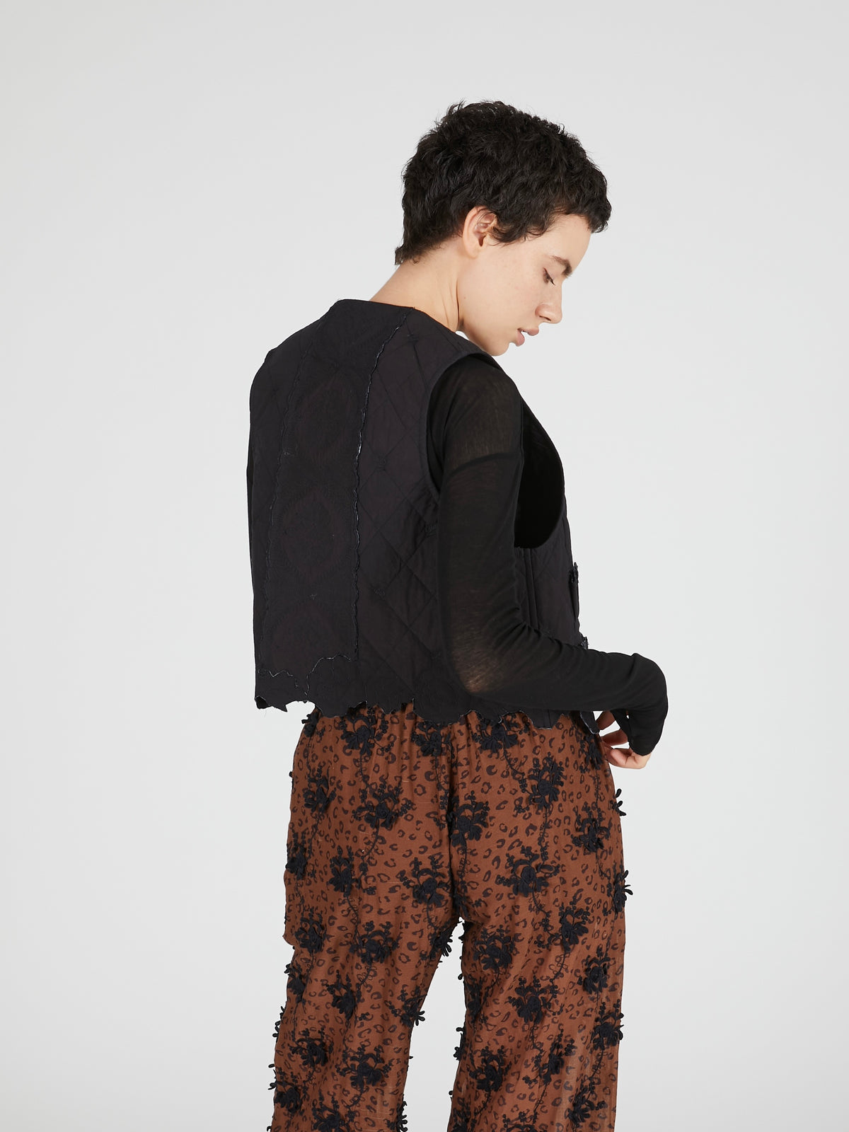 embroidery scallop vest｜BLACK