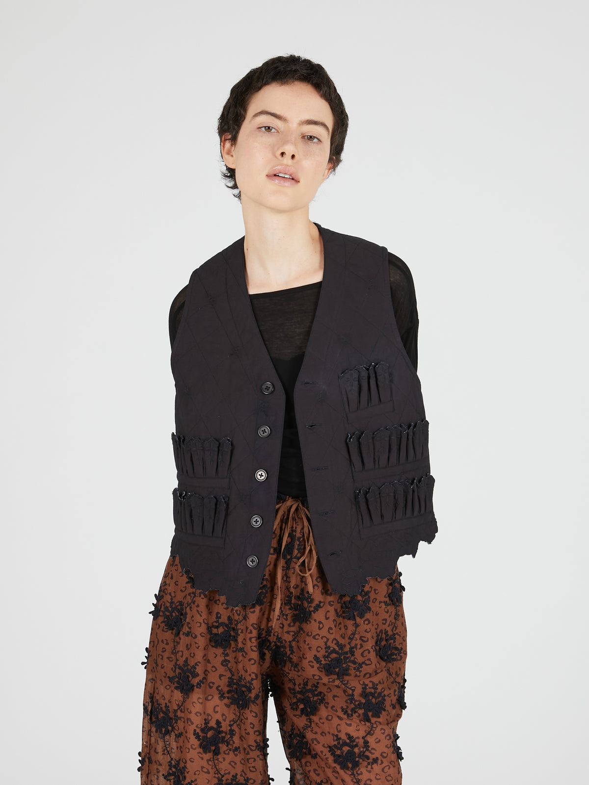 embroidery scallop vest｜BLACK