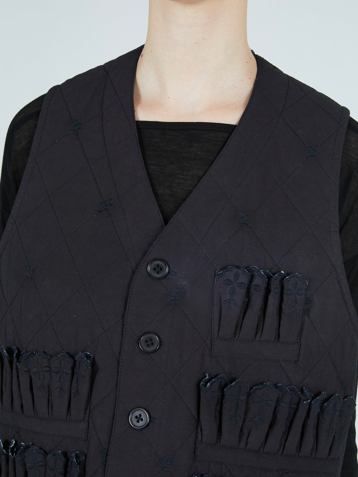 embroidery scallop vest｜BLACK