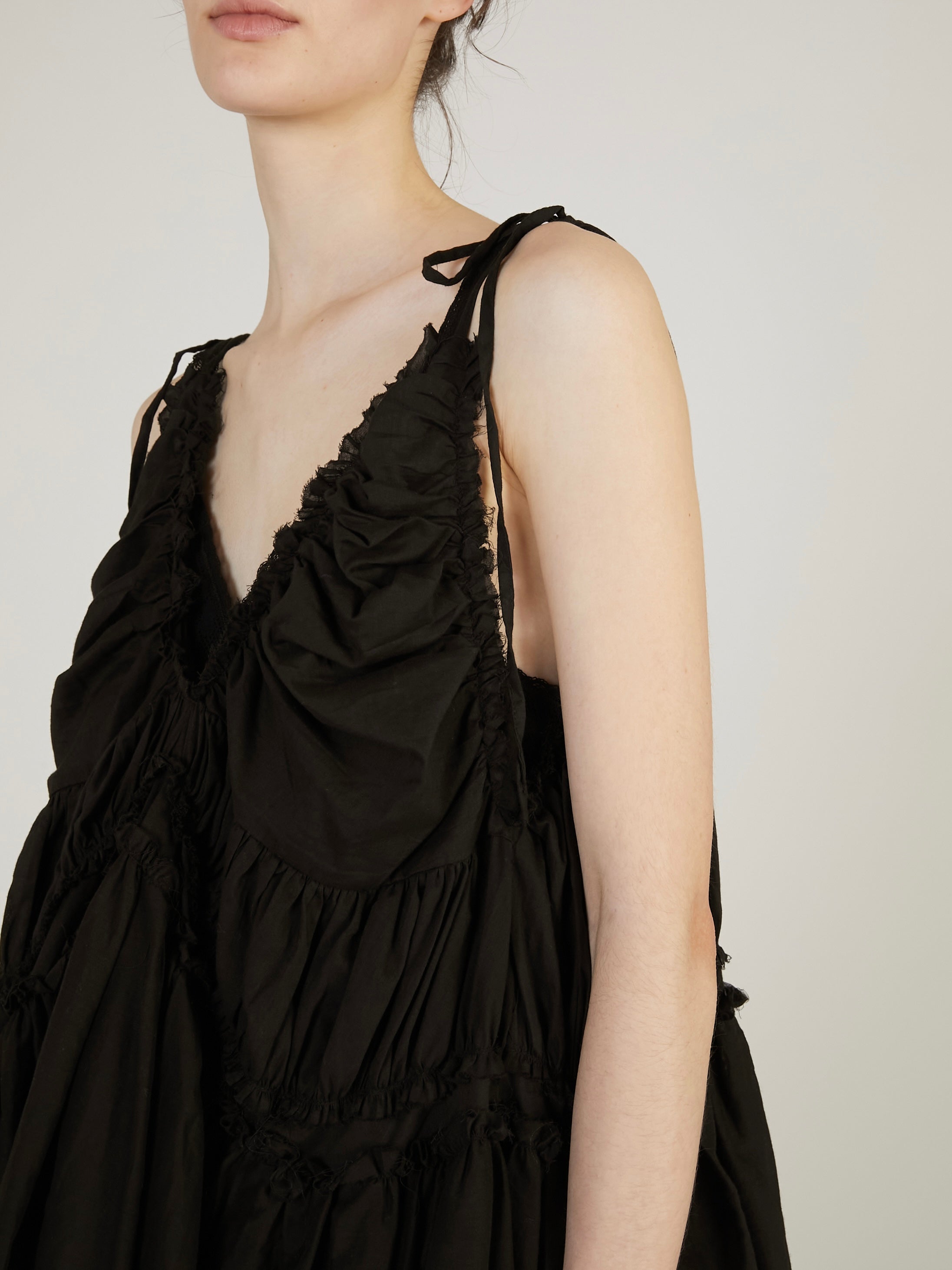 frill gather volume camisole｜BLACK