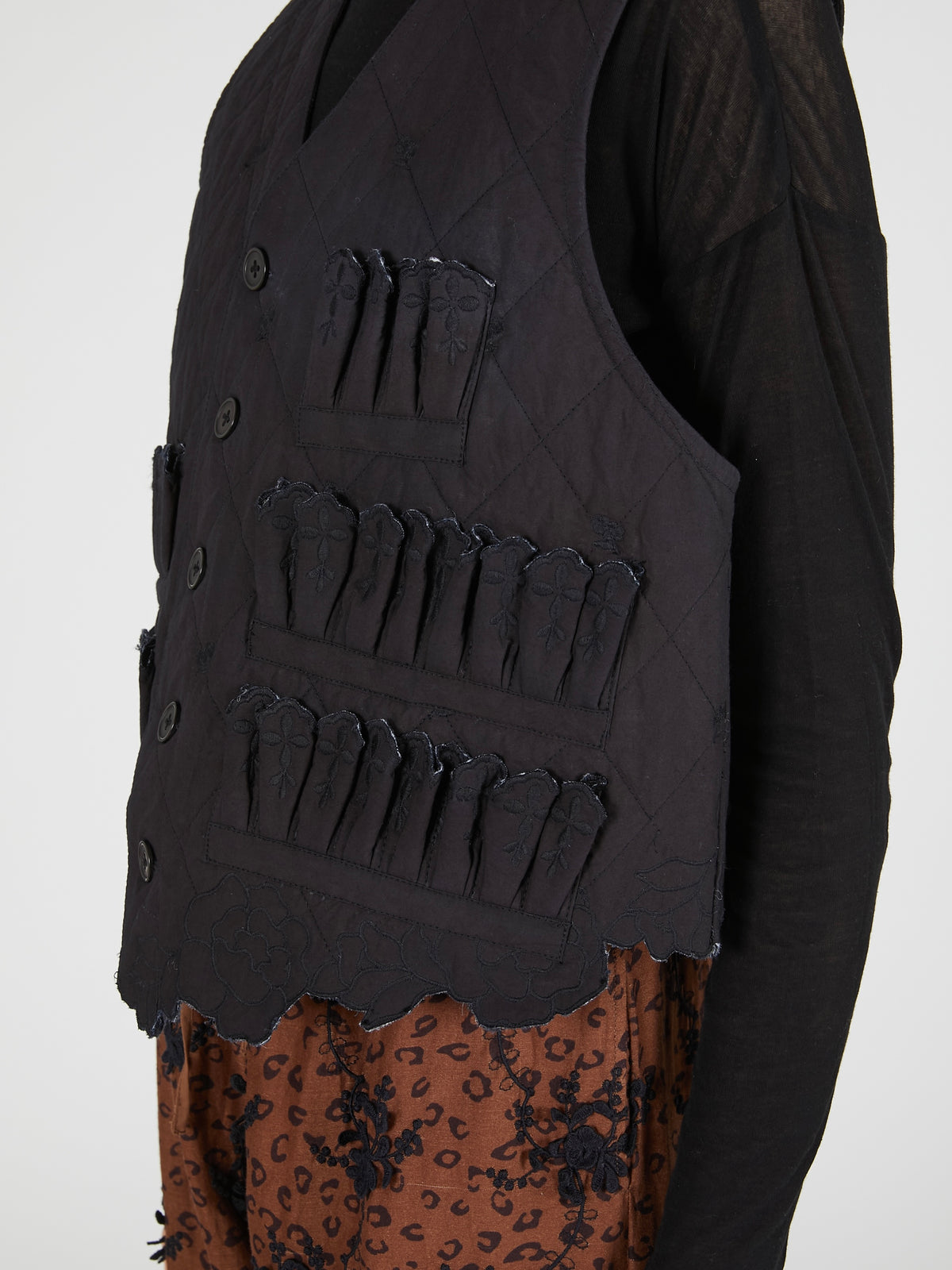 embroidery scallop vest｜BLACK