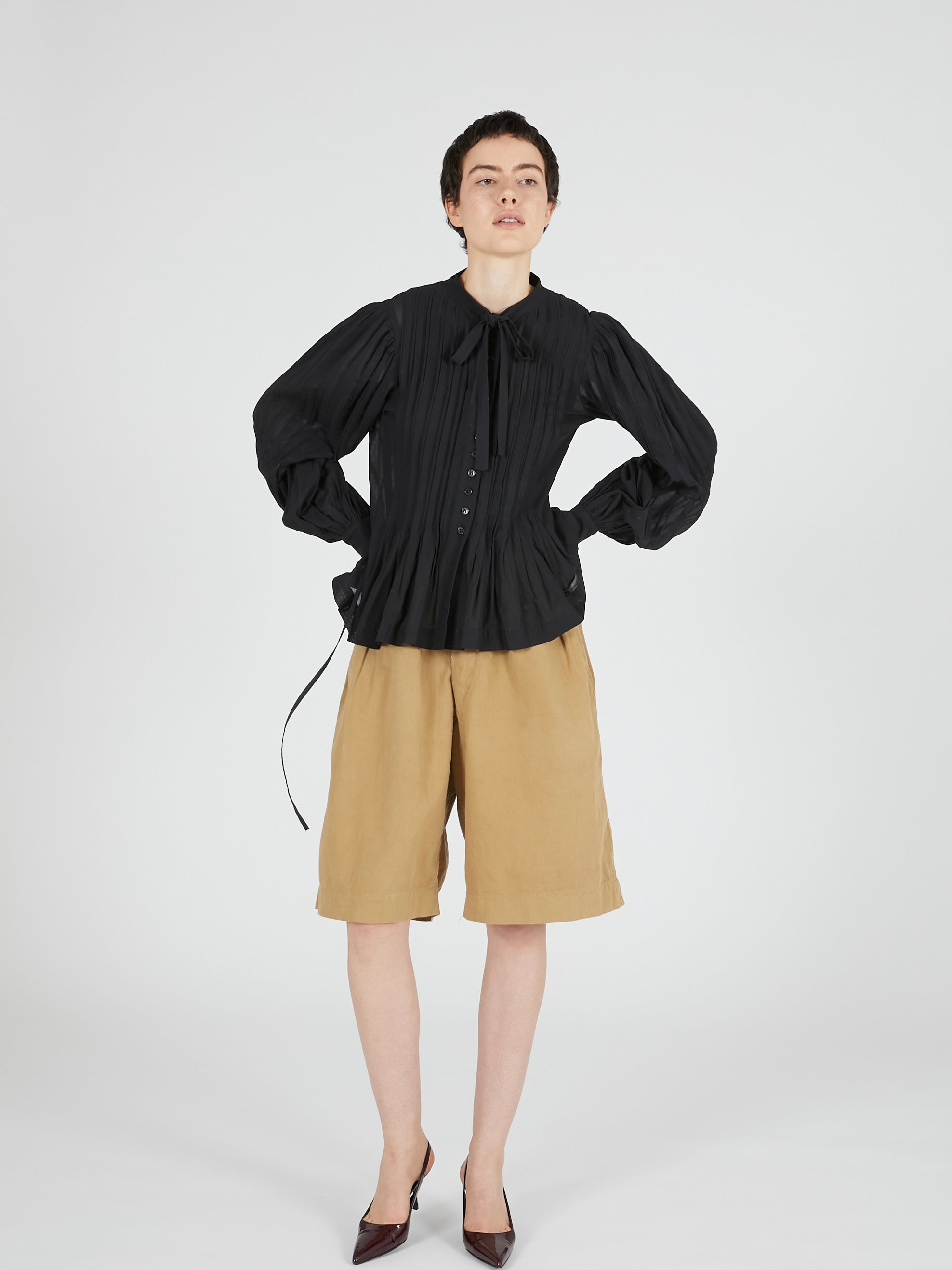 hand tuck flare blouse｜BLACK