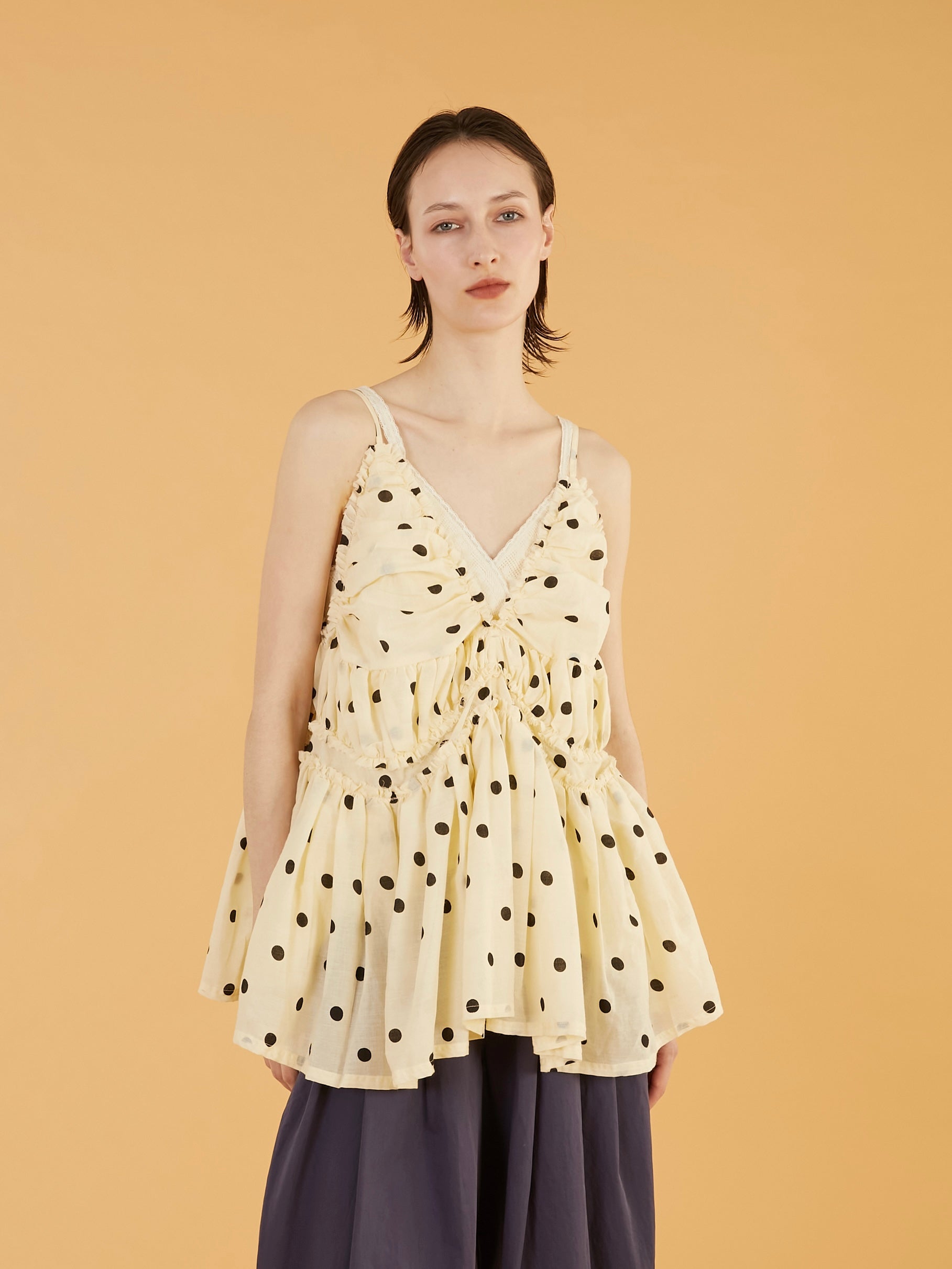 frill gather volume camisole｜BLACK