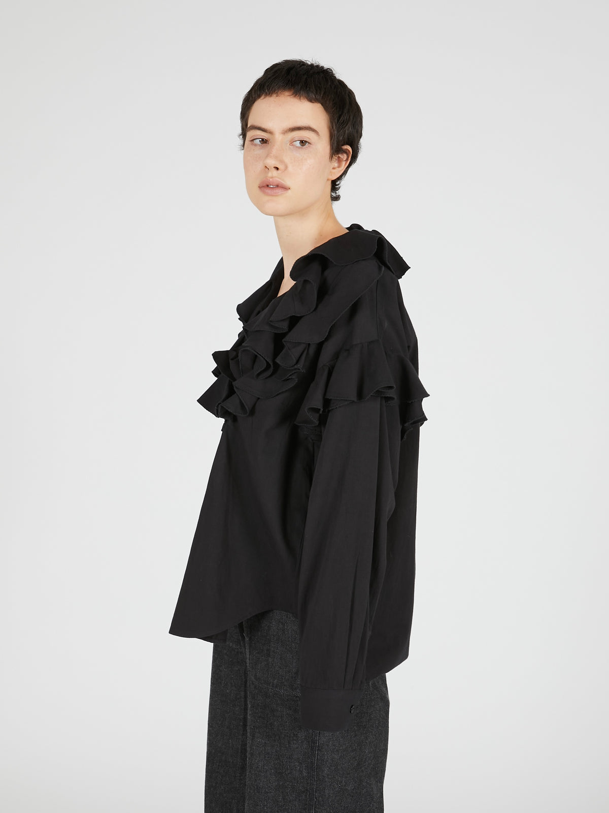 double front ruffle collar blouse｜BLACK