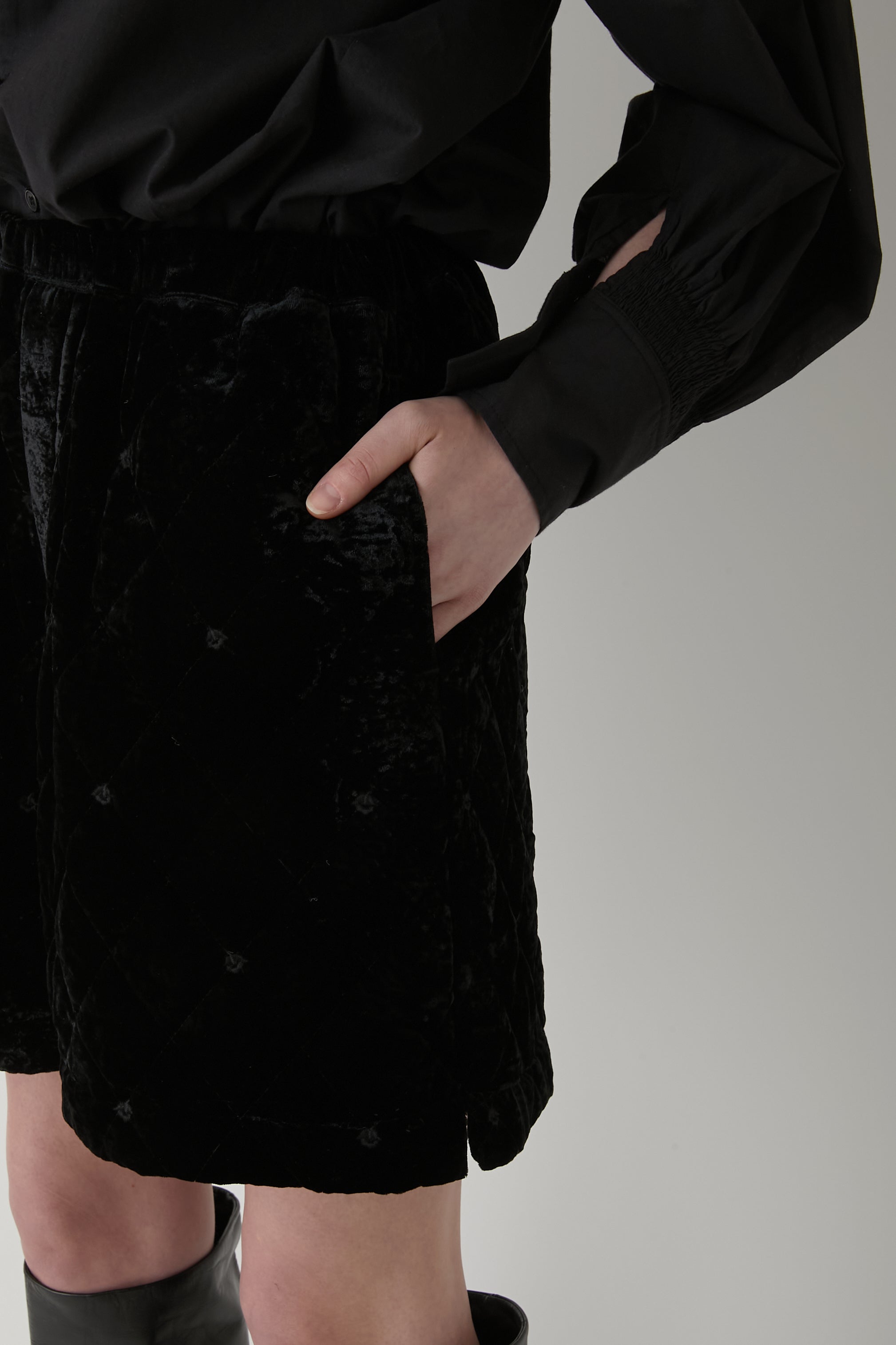 velvet quilting short pants │ BLACK