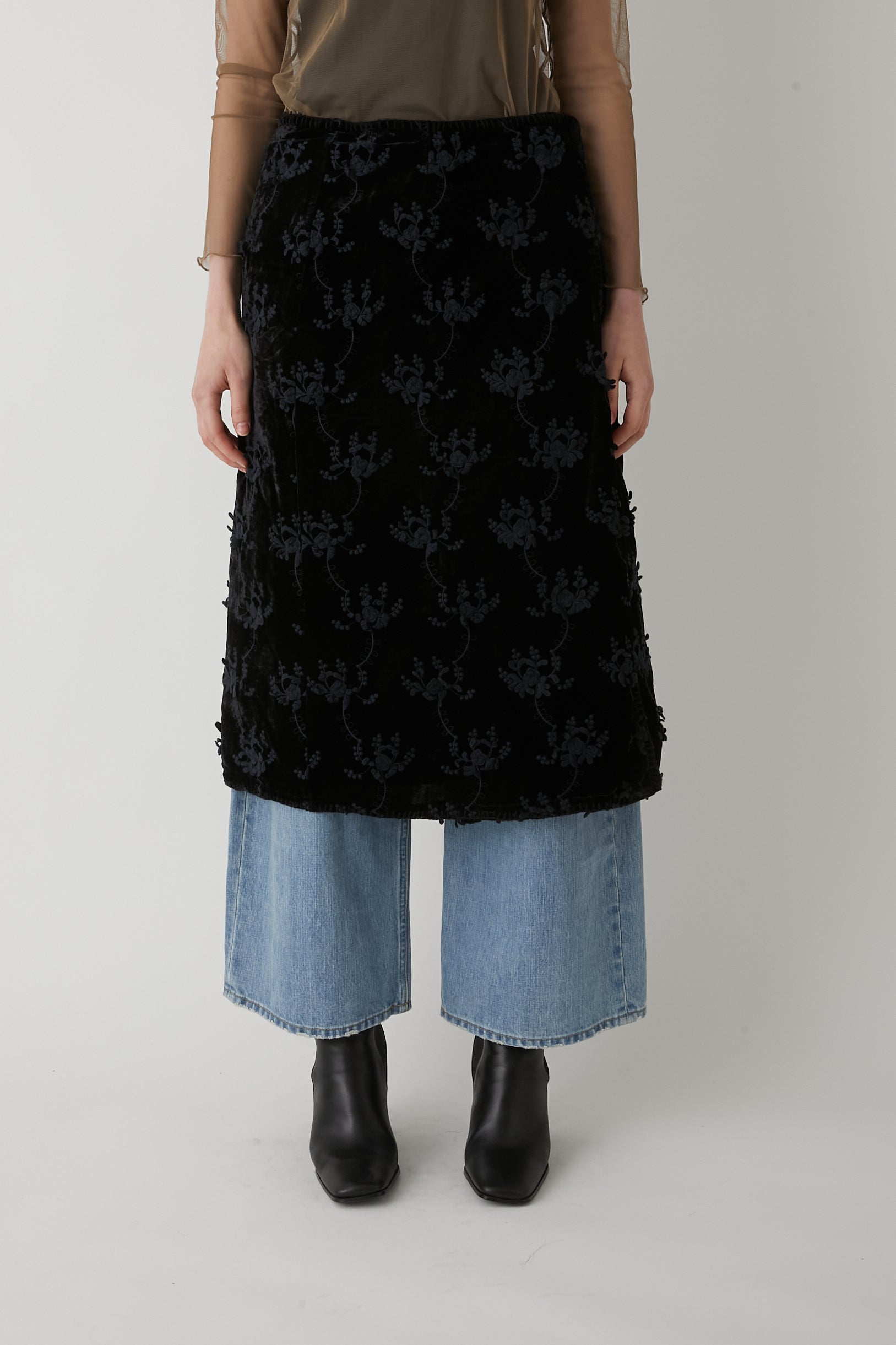[SECRET SALE] velvet 3D embroidery quilting skirt │ BLACK