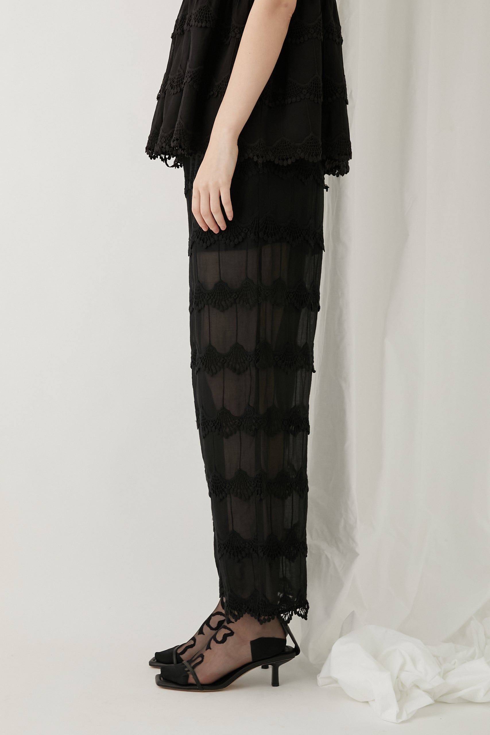 3D peacock embroidery pants │ BLACK