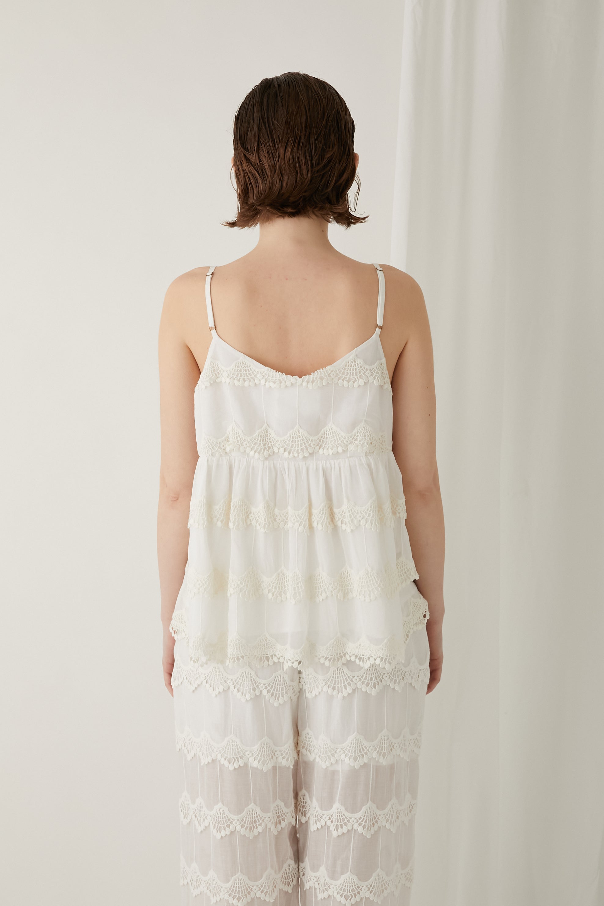 3D peacock embroidery camisole │ WHITE